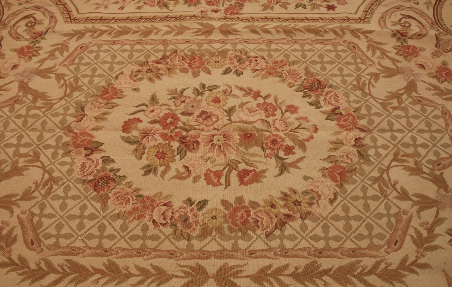 Voici un exquis tapis d'Aubusson à tissage plat signé 
