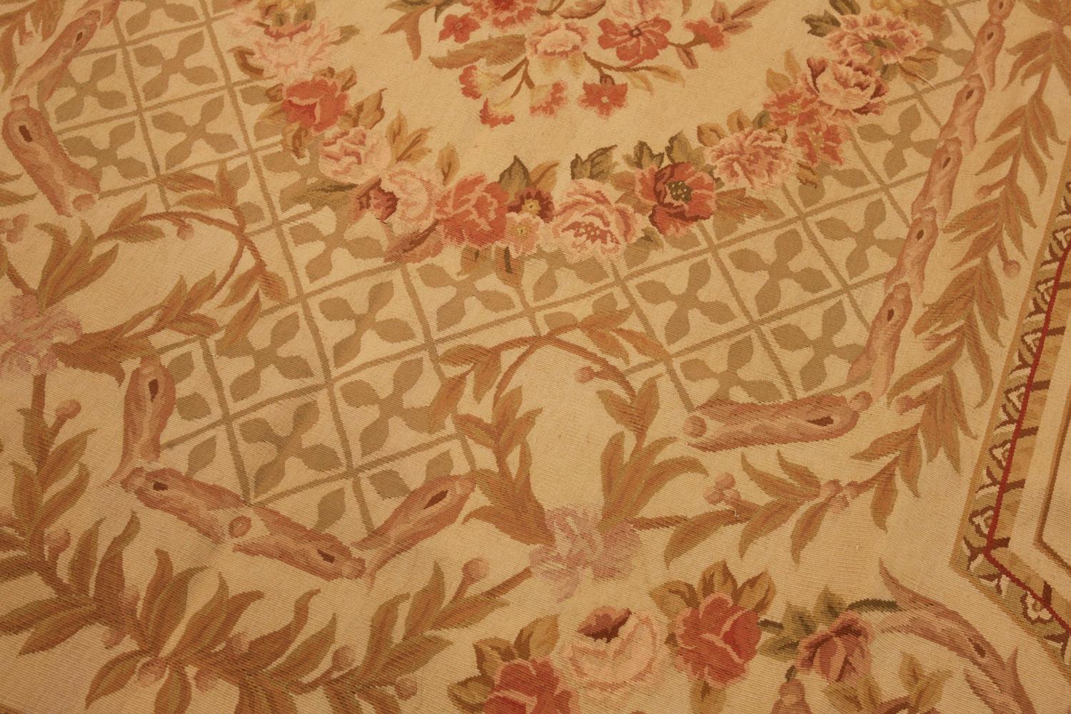Tapis d'Aubusson tissé à plat signé « A S » Excellent état - En vente à Ferrara, IT