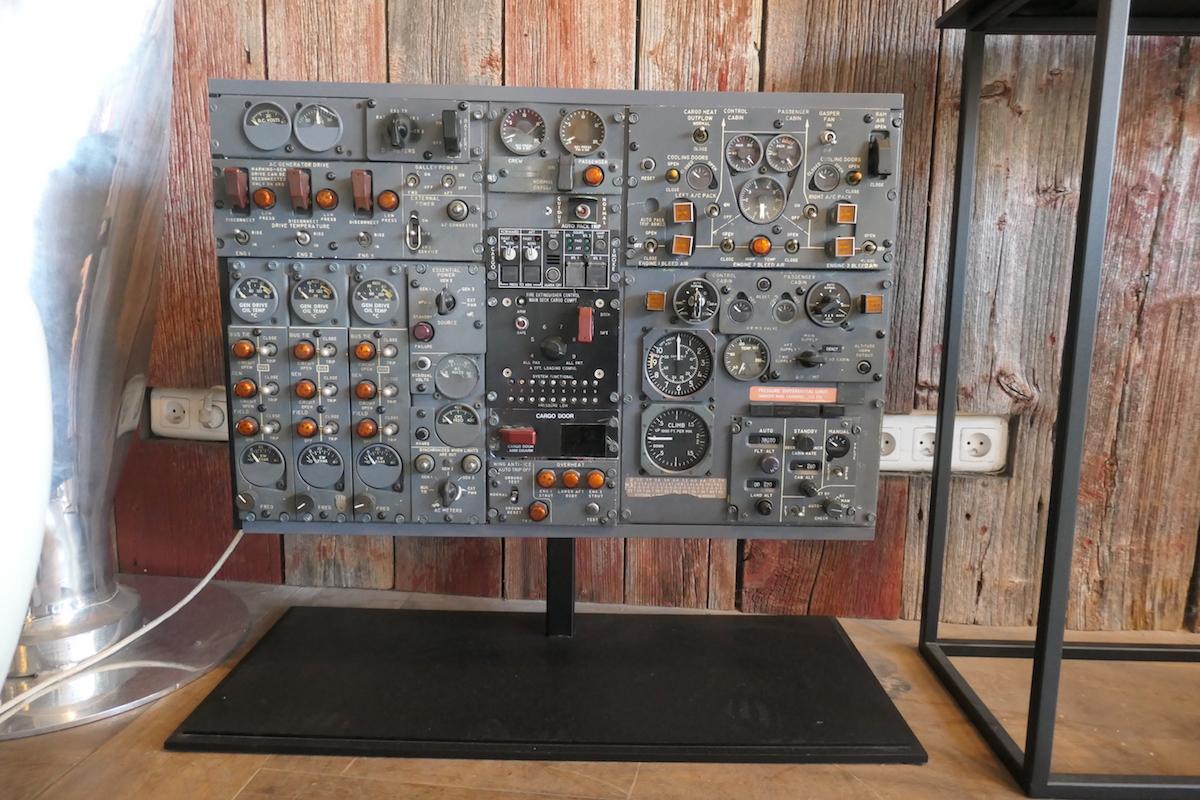 This instrument cluster of electric generators and cabin pressurization system comes from a Boeing 727 authentic flight engineer panel.
Looking at it more closely, it is not the least singular and original device. Indeed, the instruments are