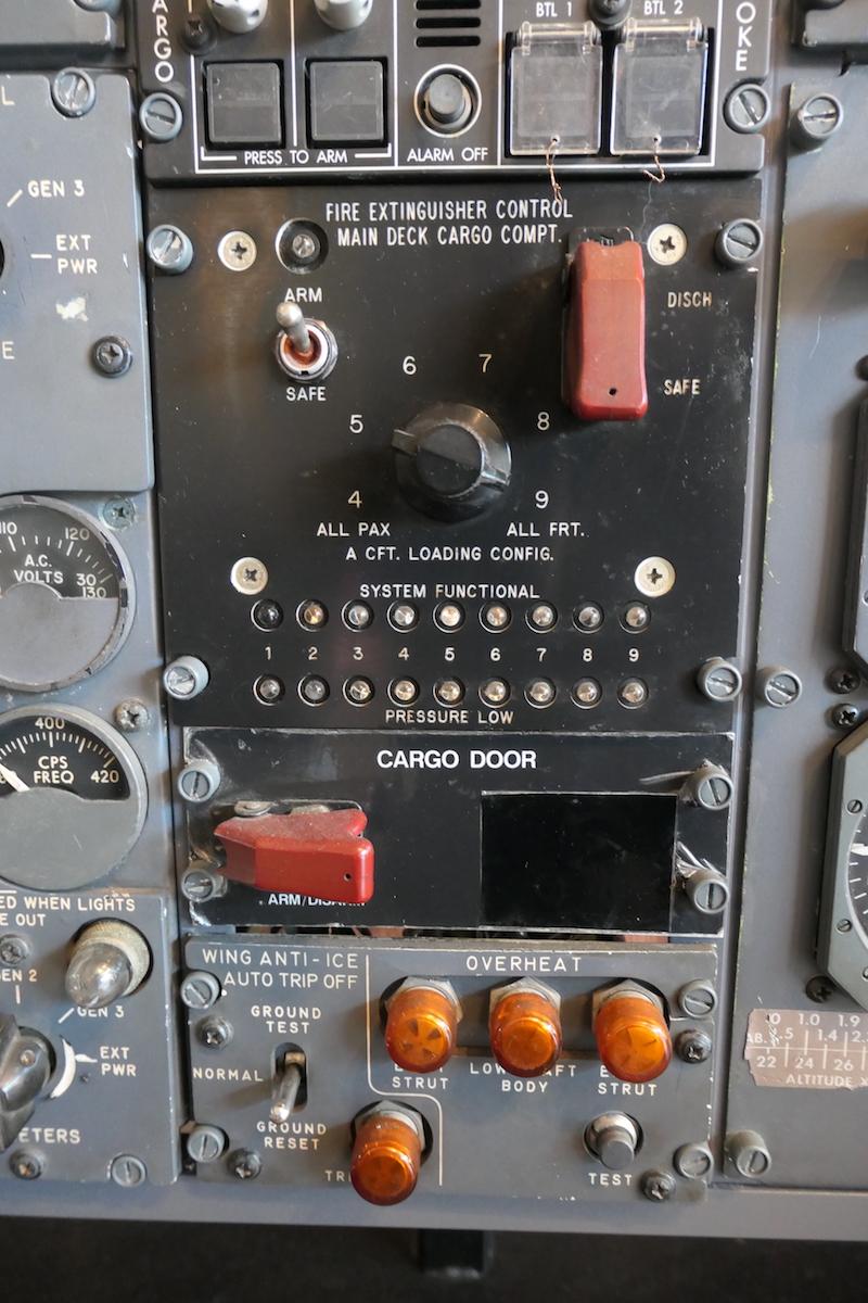 Decorative Aviation B727 Flight Engineer Cockpit Panel In Fair Condition For Sale In saint ouen, FR