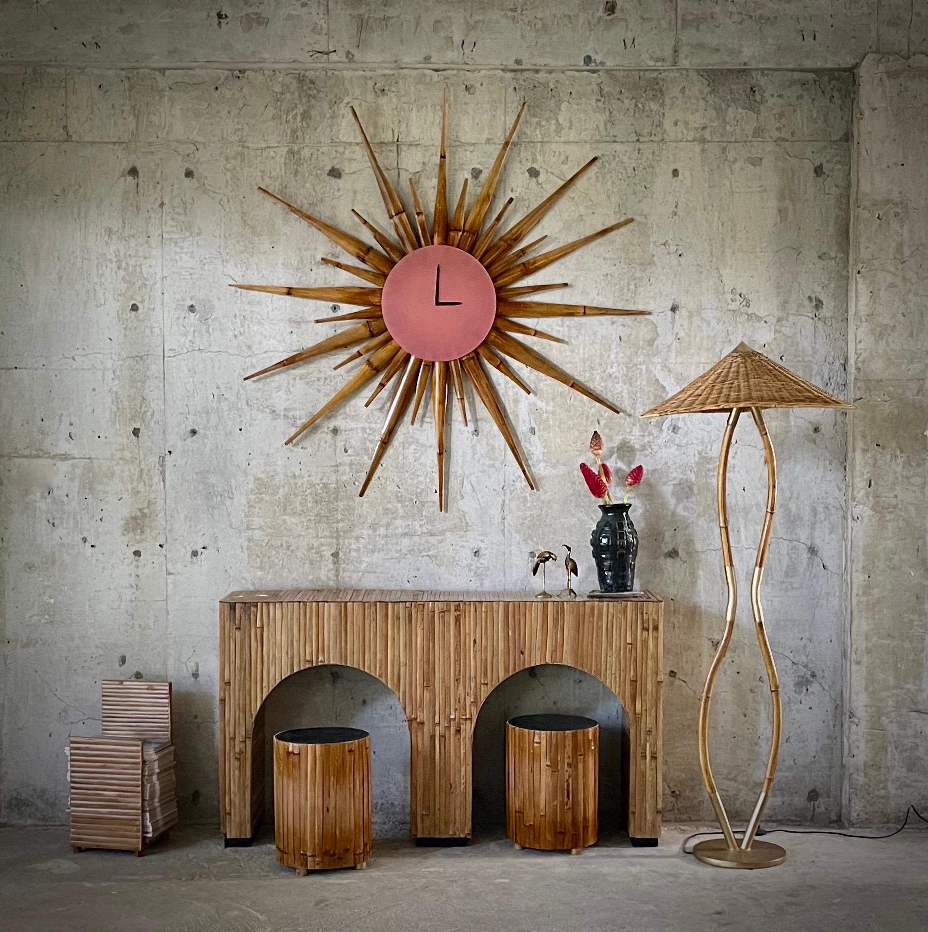  Nous avons créé un fabuleux Sunburst
horloge ensoleillée de style moderne du milieu du siècle. Son A
version bambou doré avec une texture étonnante
présence. Cette pièce peut être
murale ou appuyée sur le sol, très
une pièce d'ancrage pour une