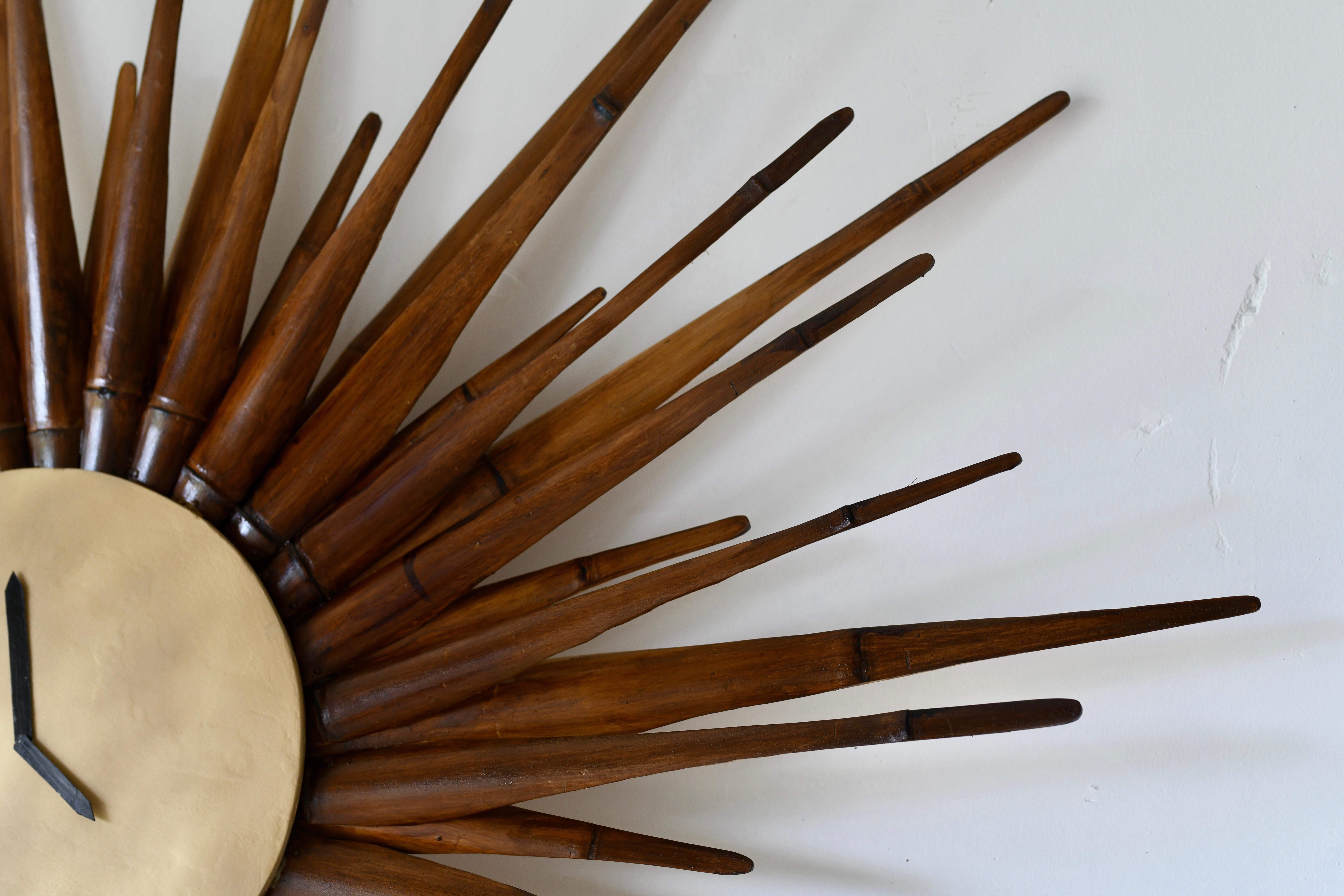 Dekorative Bambus-Sonnenschliff-Uhr XL Mid-Century Modern Stil (Handgeschnitzt) im Angebot