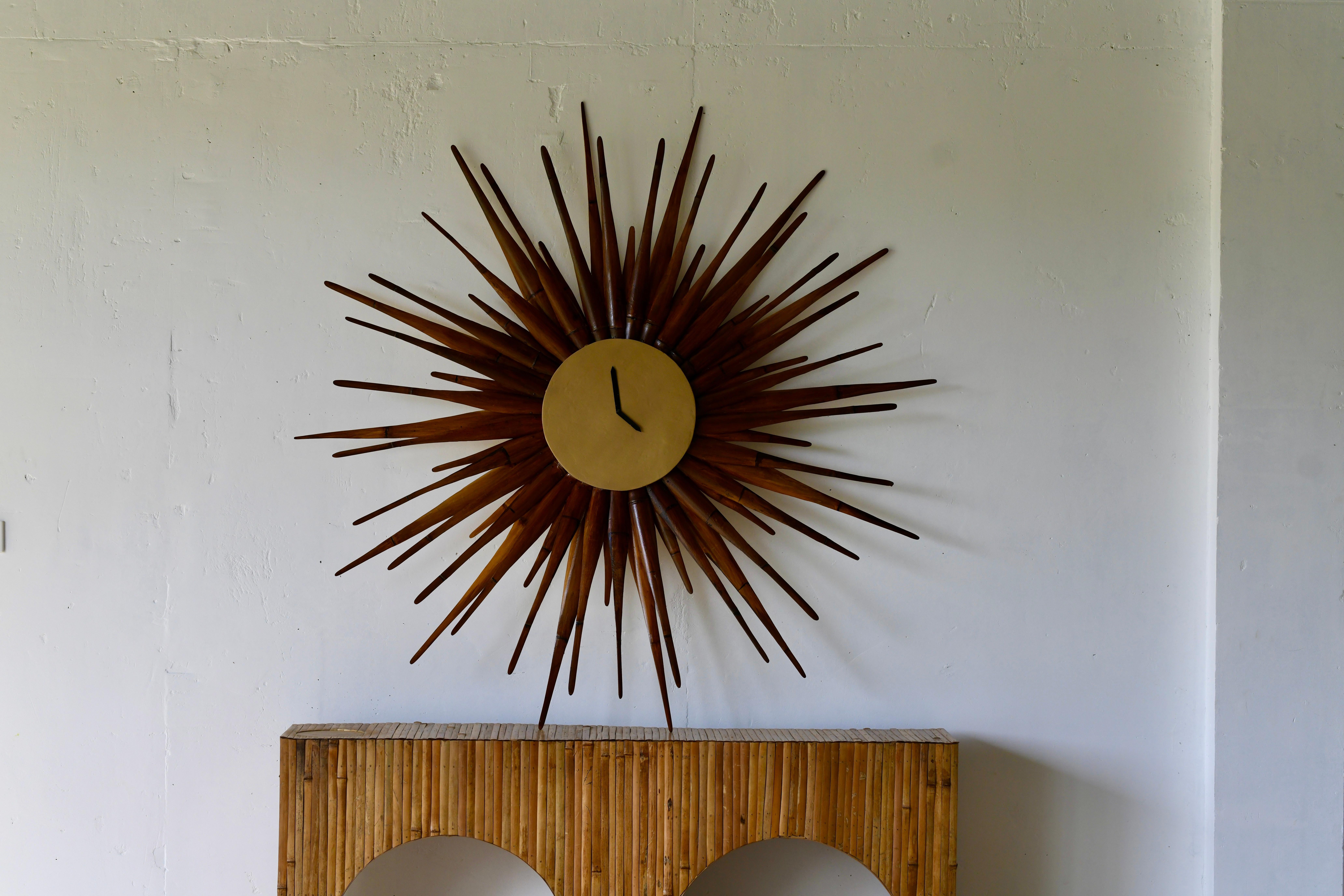 Philippin Horloge décorative en bambou Sunburst XL de style moderne du milieu du siècle dernier en vente
