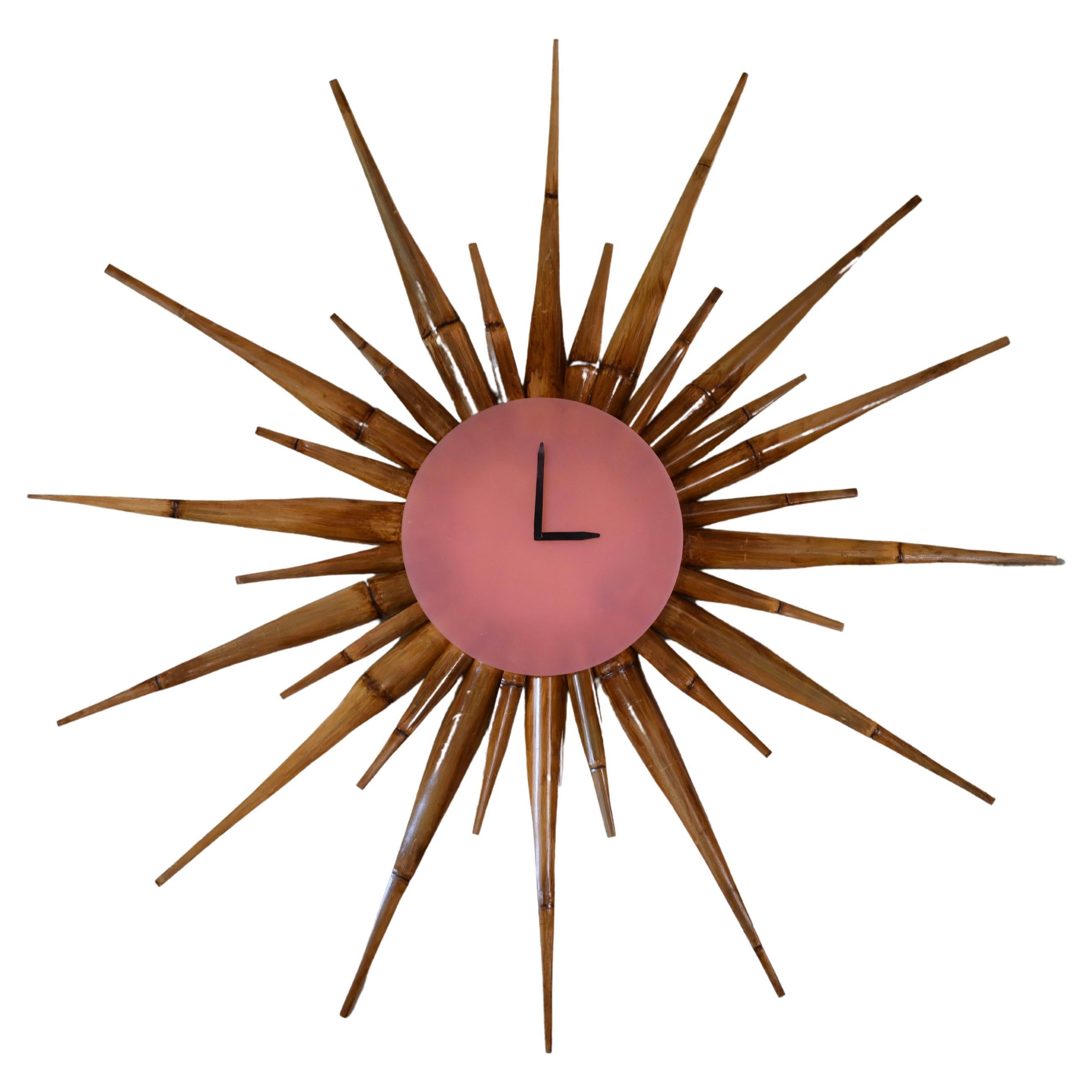 Horloge décorative en bambou Sunburst XL de style moderne du milieu du siècle dernier  en vente