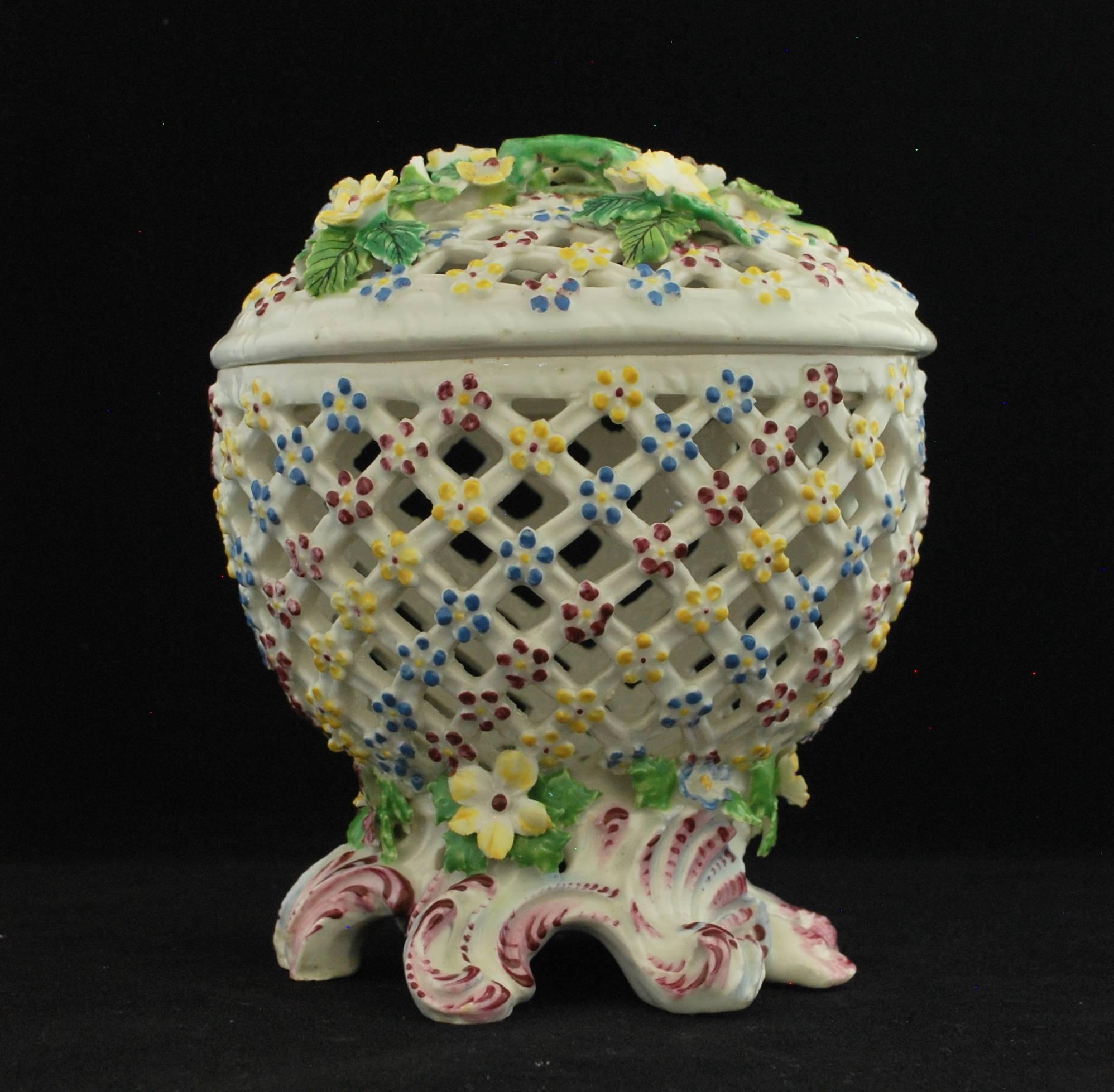 Cesta decorativa, fábrica de porcelana Bow, hacia 1760 Inglés en venta