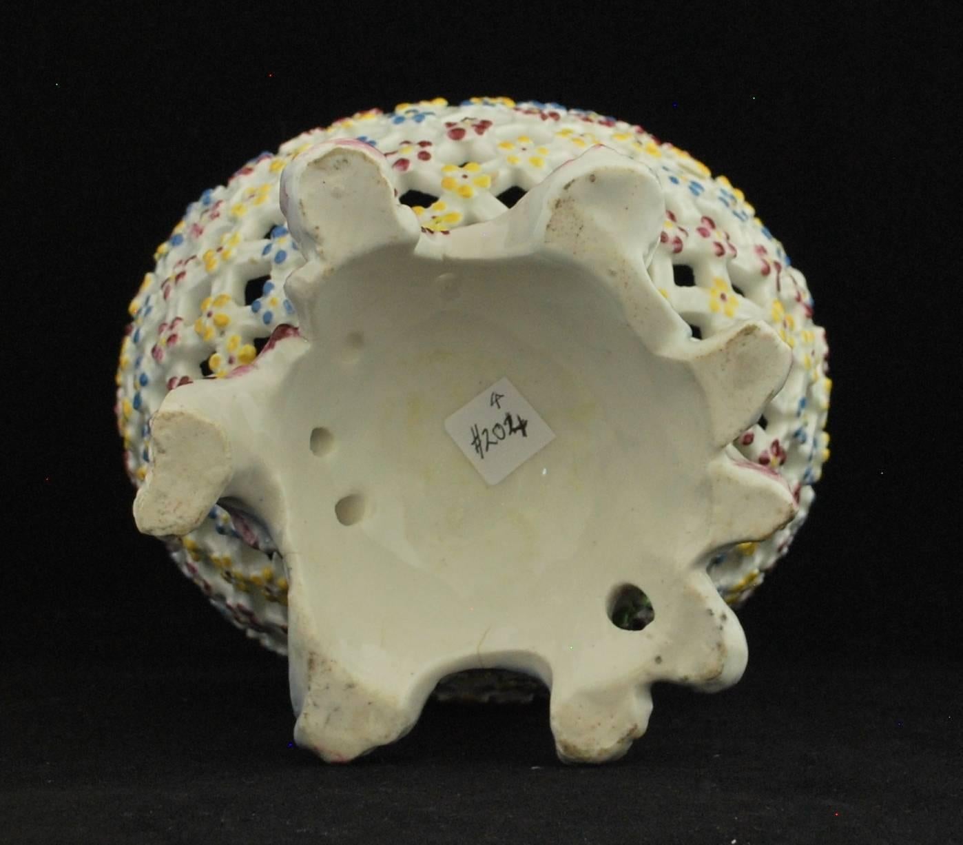Cesta decorativa, fábrica de porcelana Bow, hacia 1760 siglo XVIII en venta