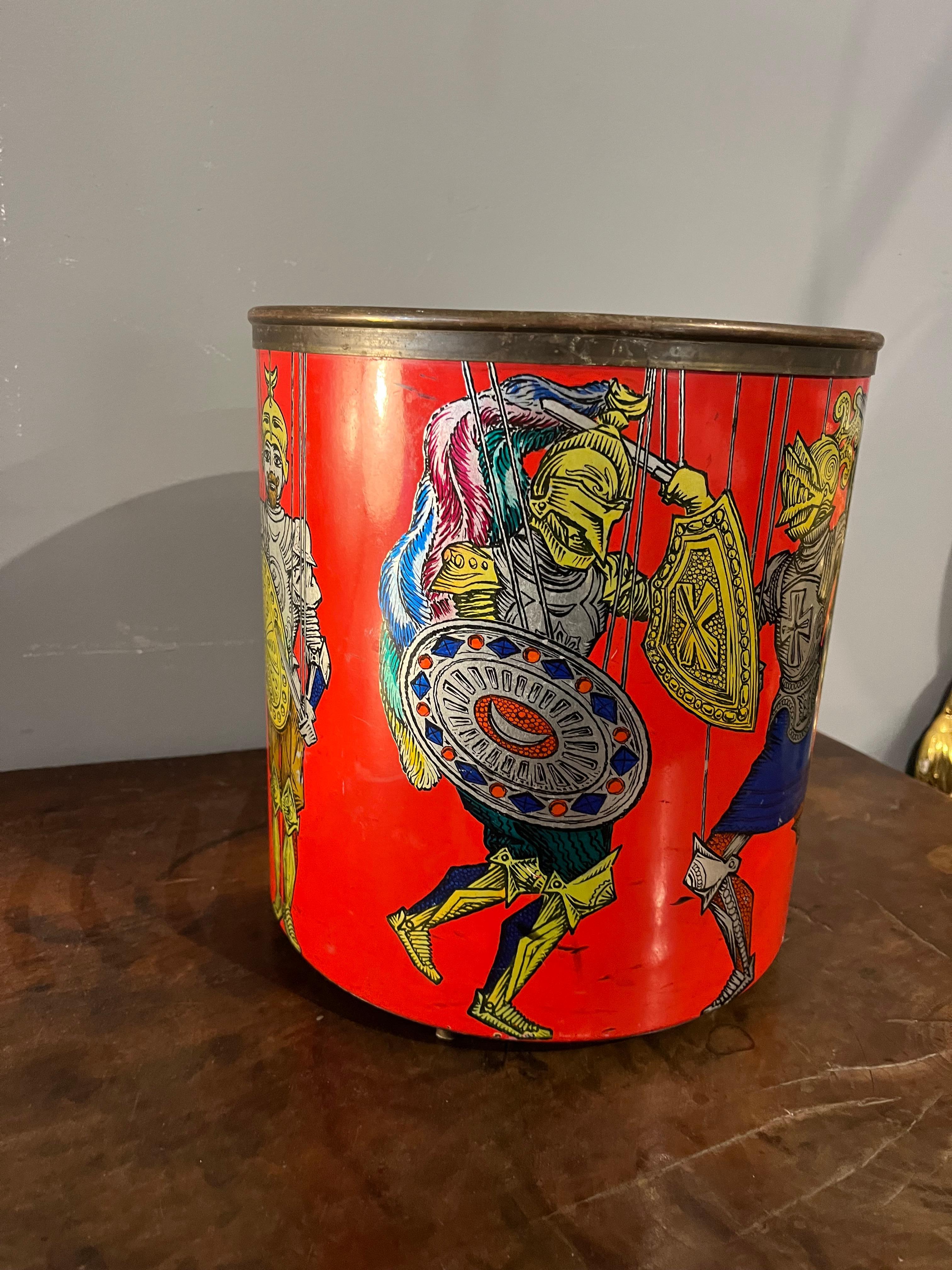 Decorative basket by Fornasetti depicting Sicilian puppets from the 70s. In condizioni buone in vendita a Catania, IT