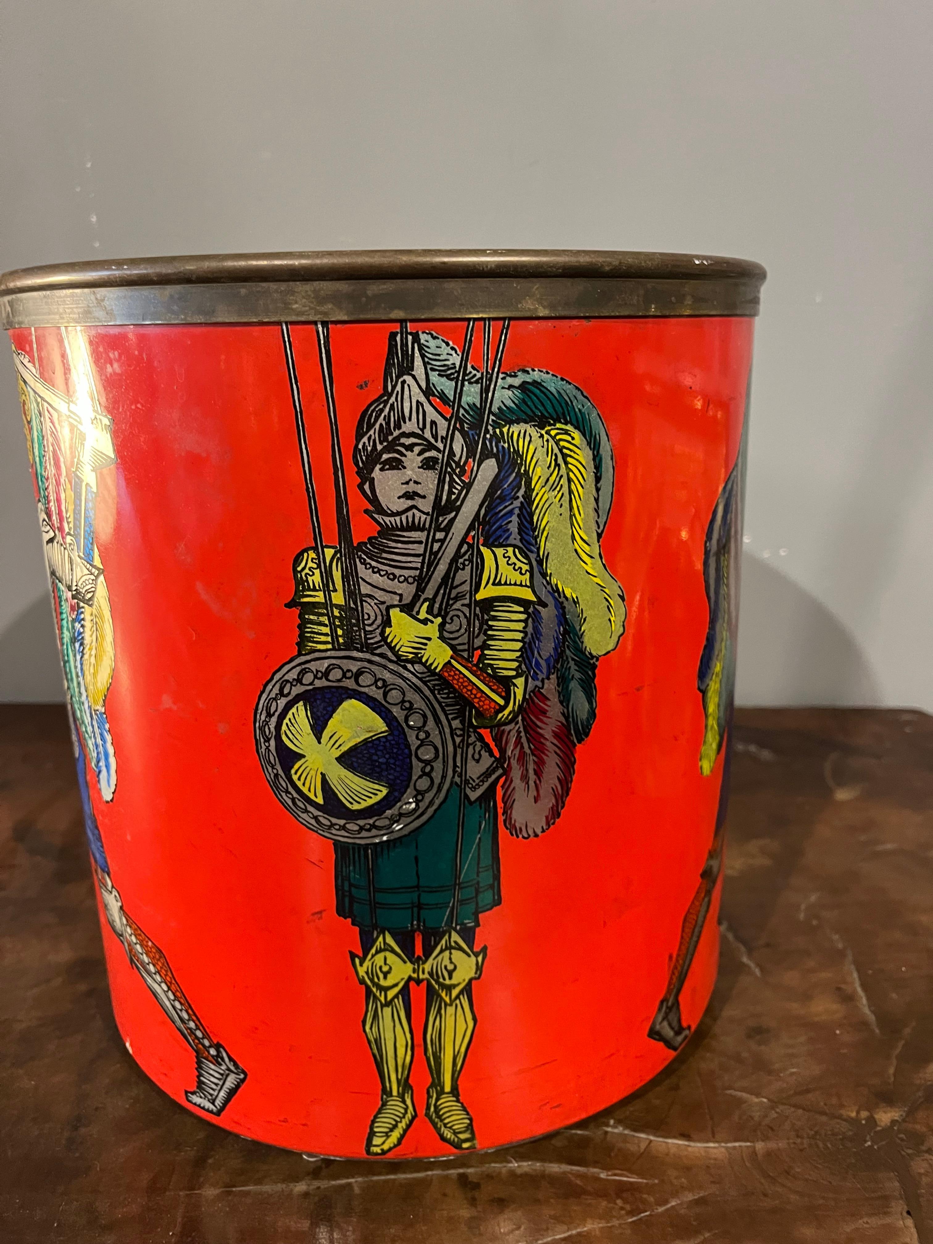 Decorative basket by Fornasetti depicting Sicilian puppets from the 70s. in vendita 2