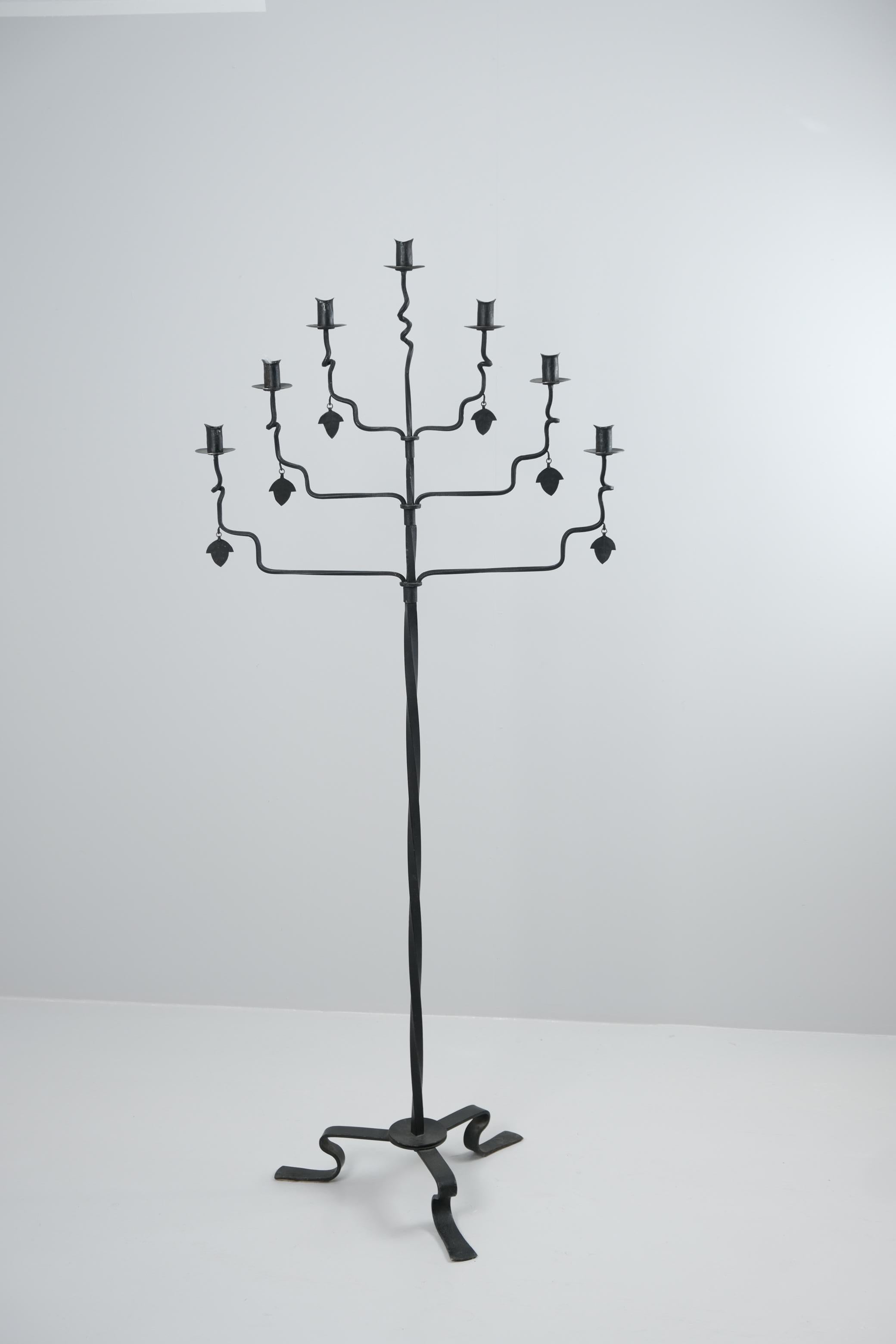 Arts and Crafts Candelabro decorativo da terra Bertel Lindholm in ferro battuto, Hakkarainen 1930 in vendita