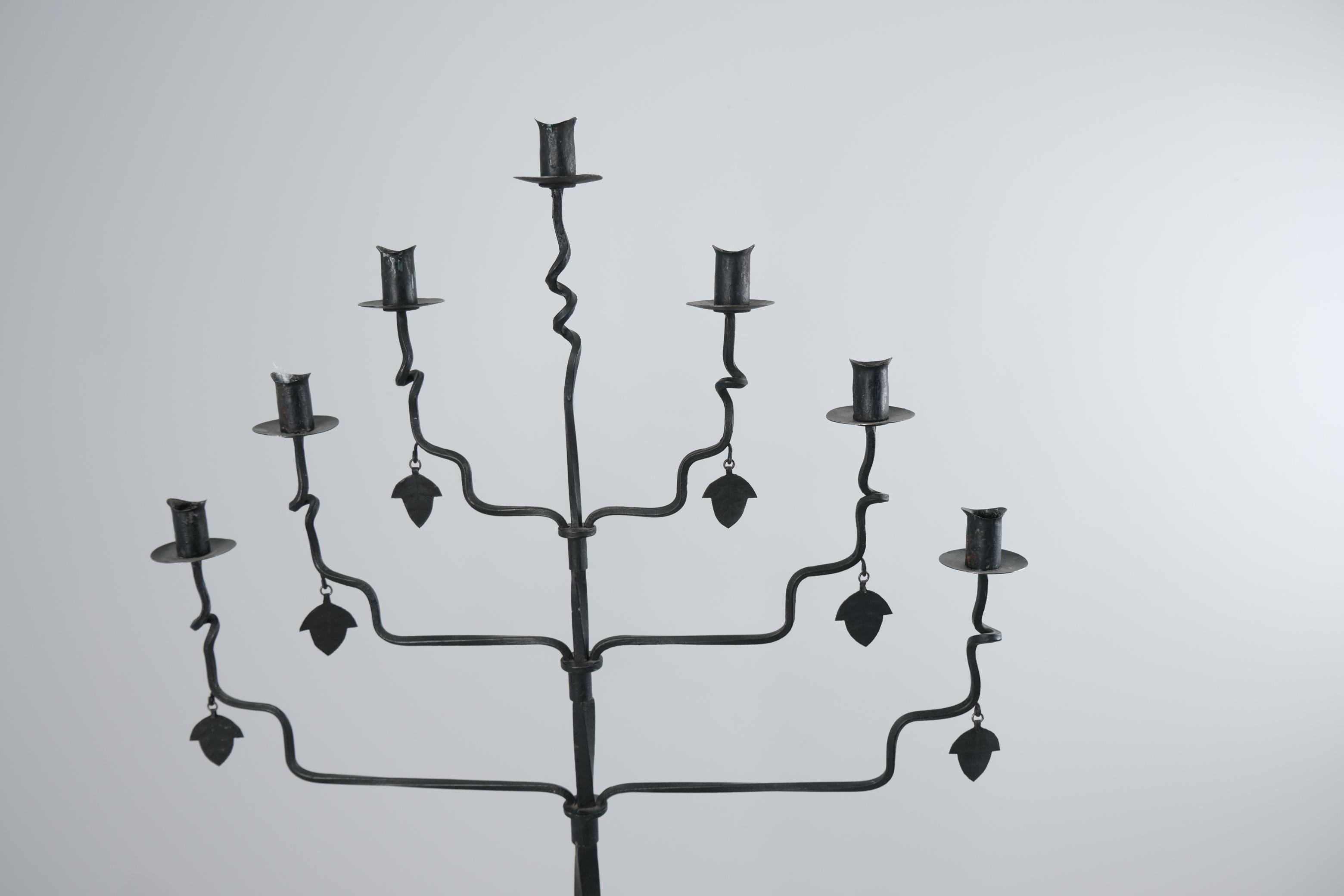 Martellato Candelabro decorativo da terra Bertel Lindholm in ferro battuto, Hakkarainen 1930 in vendita