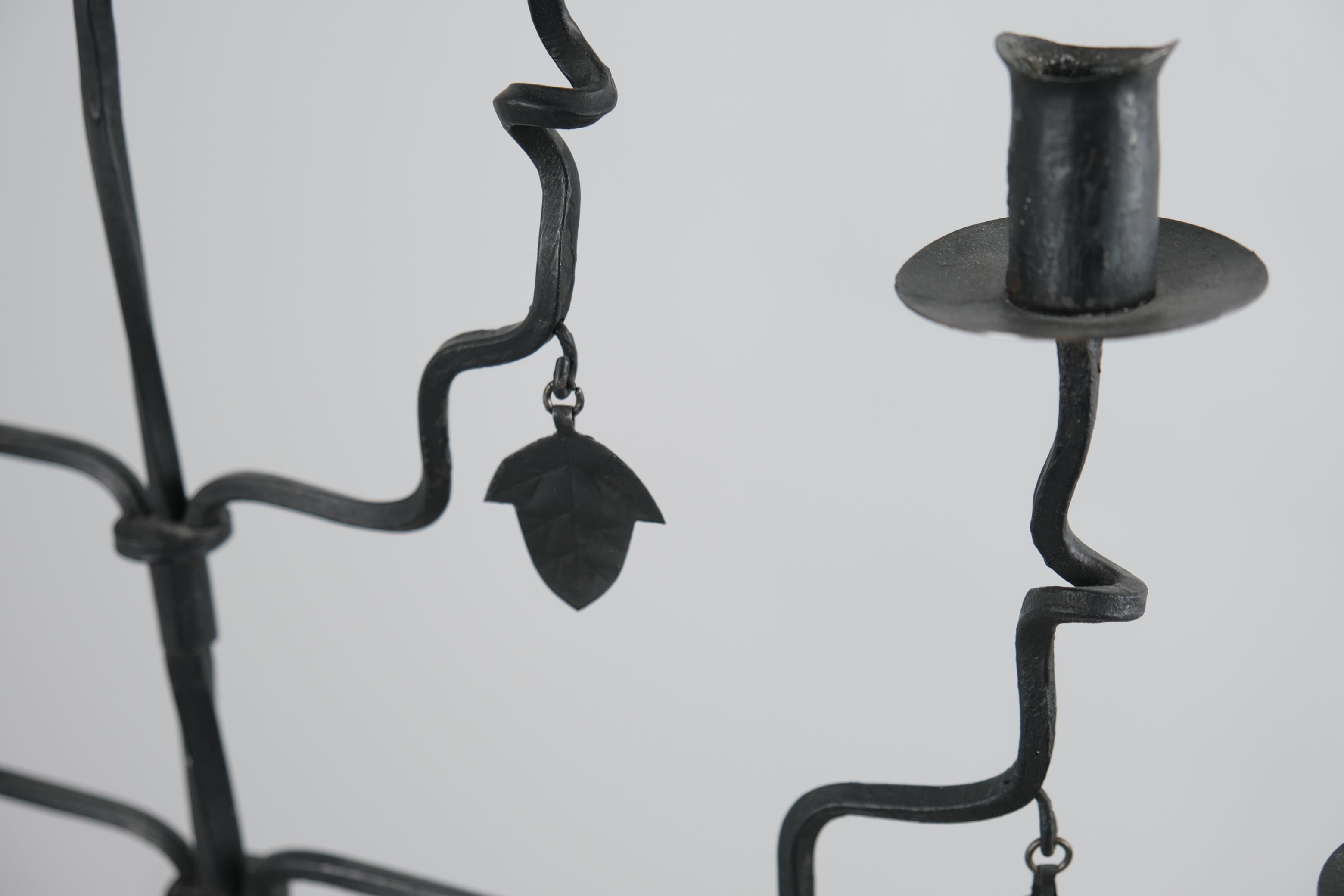Candelabro decorativo da terra Bertel Lindholm in ferro battuto, Hakkarainen 1930 In condizioni buone in vendita a Helsinki, FI