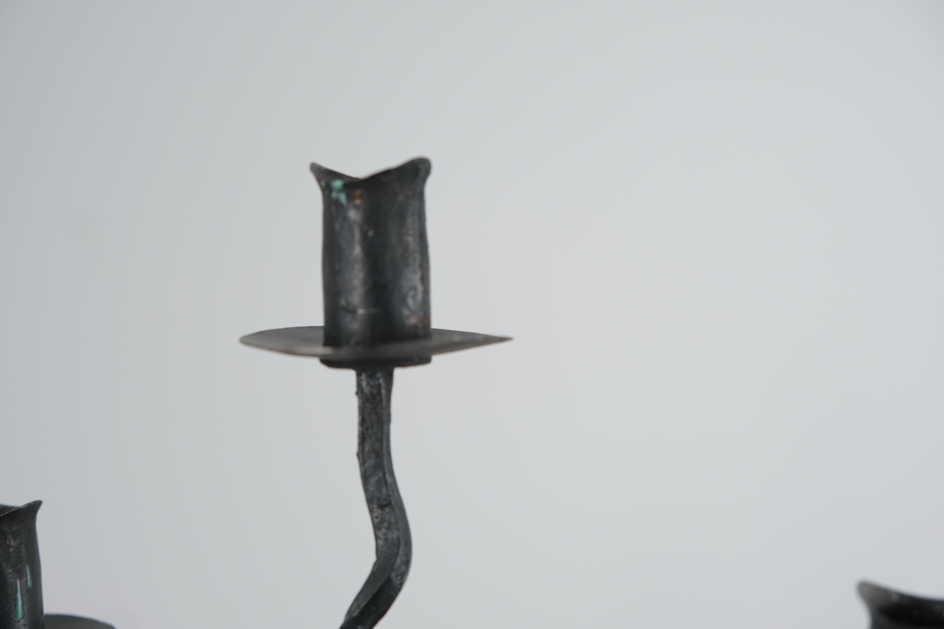 Metà XX secolo Candelabro decorativo da terra Bertel Lindholm in ferro battuto, Hakkarainen 1930 in vendita