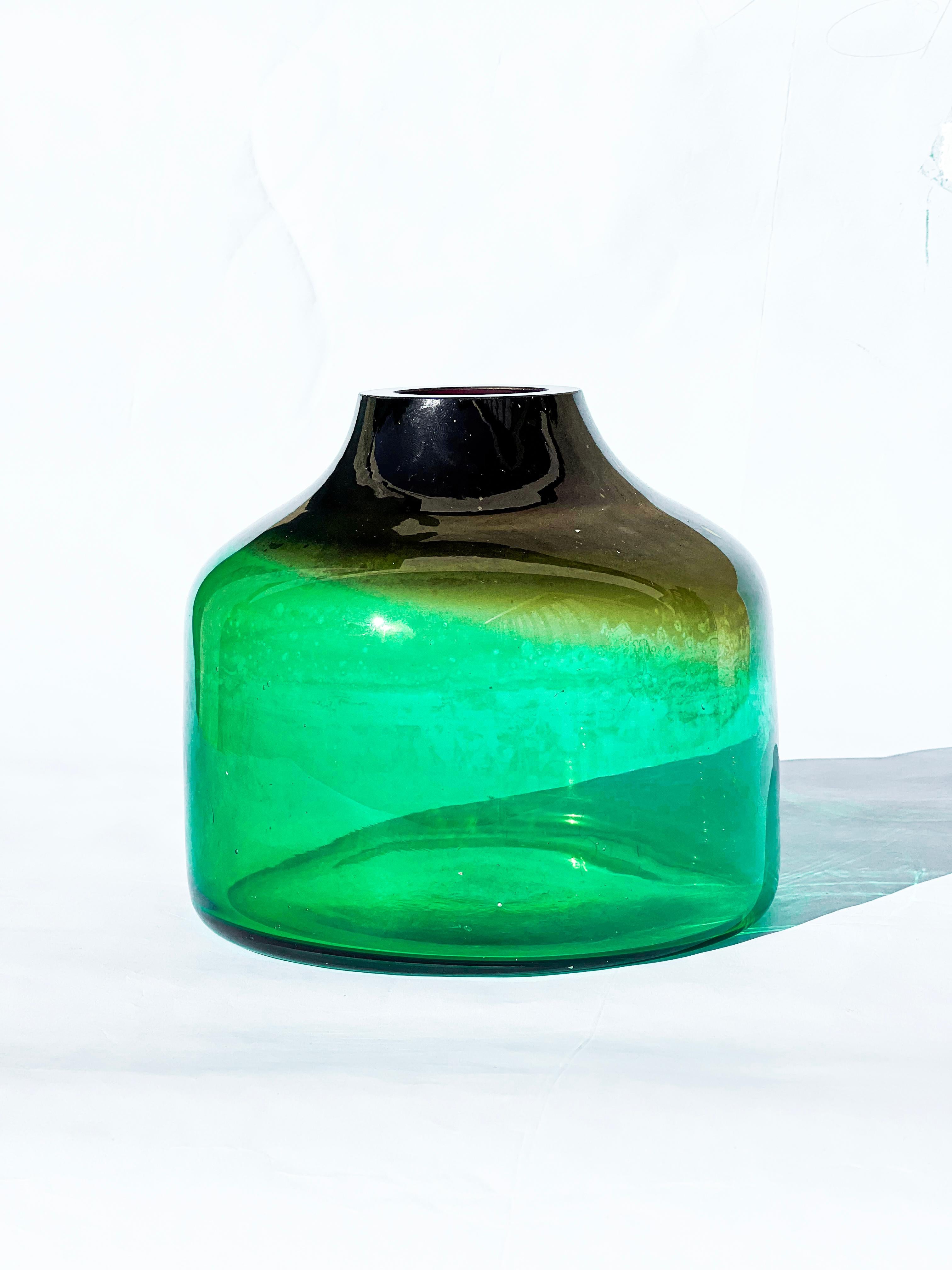 Vaso d'epoca grande e massiccio in vetro di Murano spesso del designer italiano Vinicio Vianello, di colore verde bottiglia intenso con una sfumatura giallastra nella parte superiore. Risalente alla fine degli anni Sessanta e all'inizio degli anni