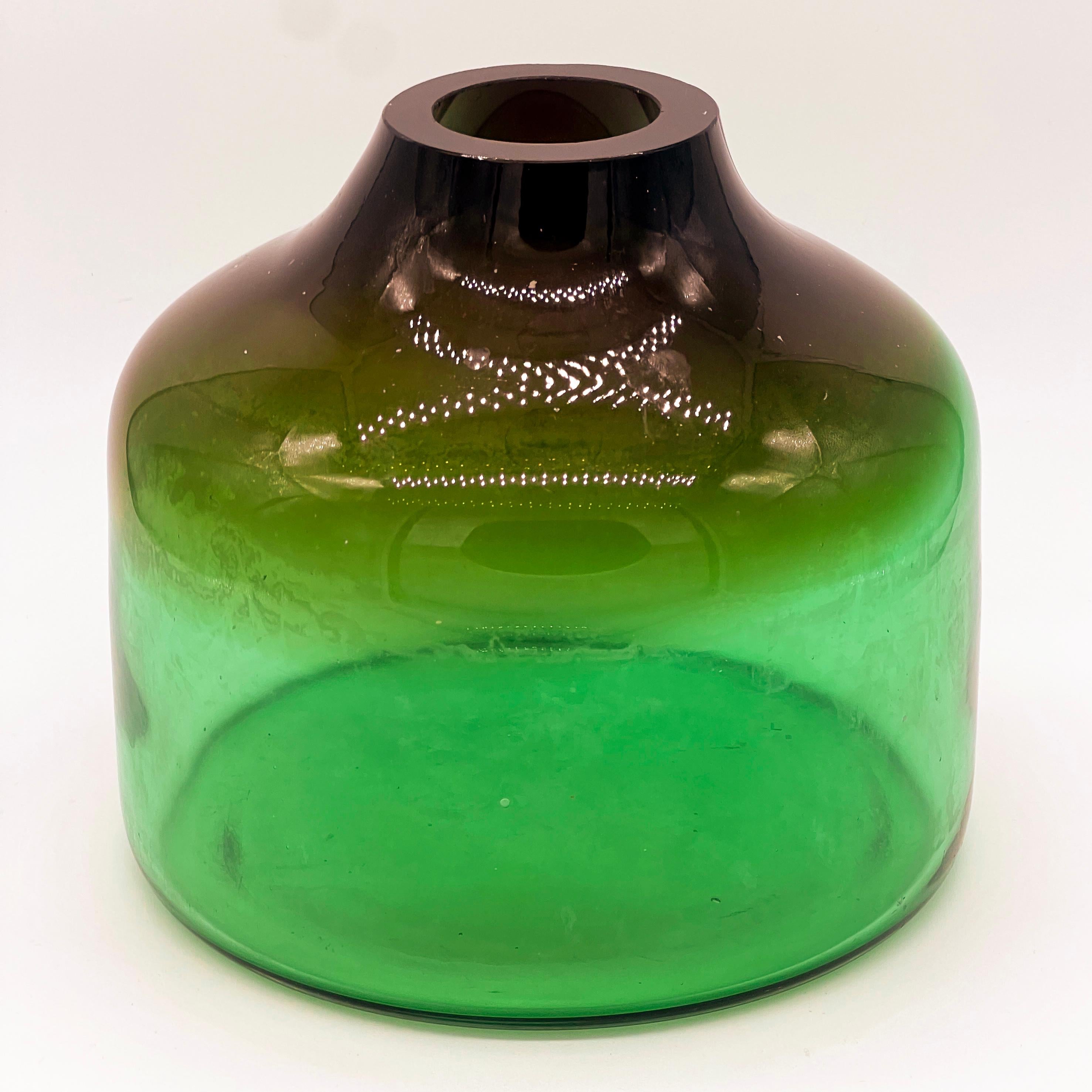 Italiano Vaso decorativo in vetro di Murano verde, grande e pesante, di Vinicio Vianello in vendita