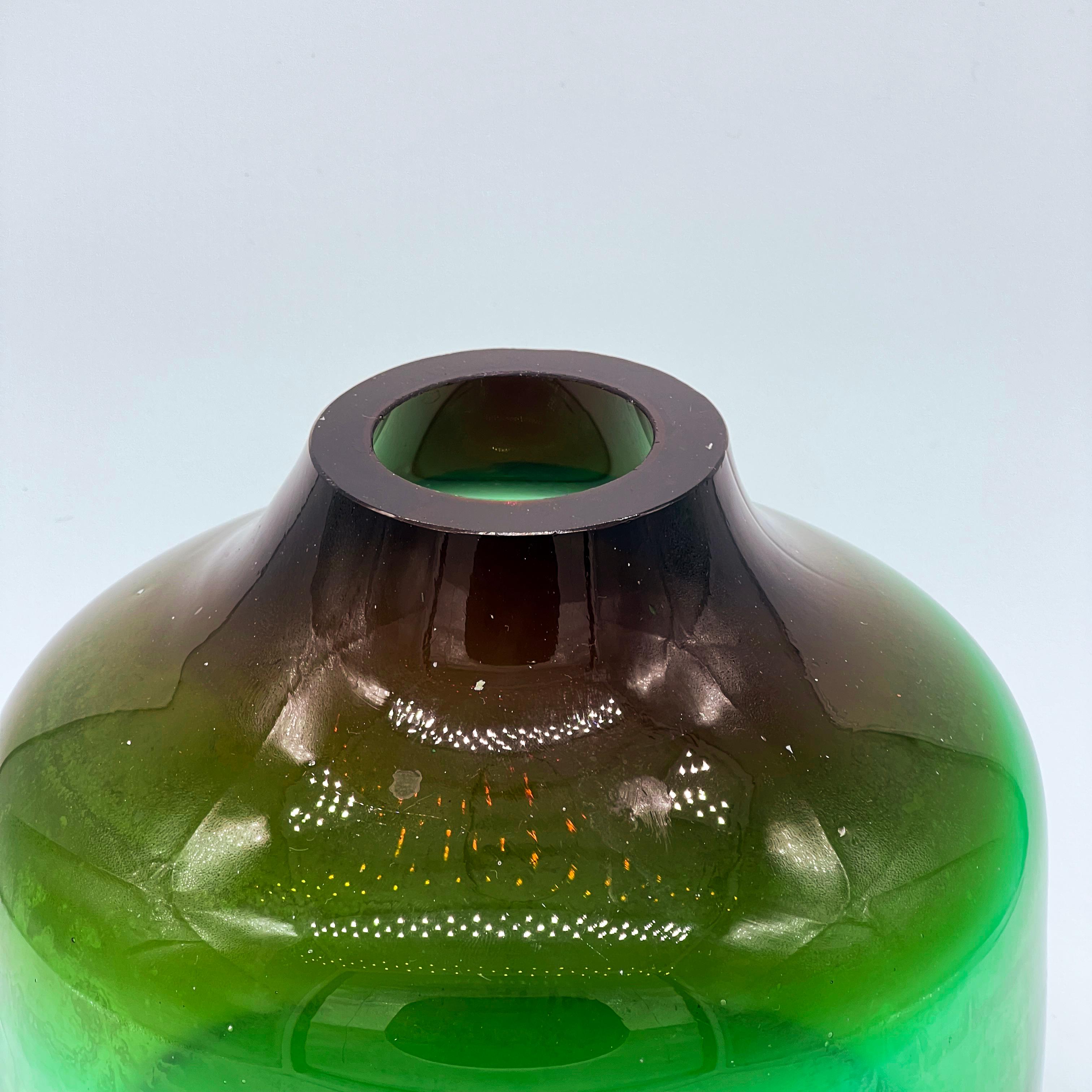 Vaso decorativo in vetro di Murano verde, grande e pesante, di Vinicio Vianello In condizioni buone in vendita a Milano, IT