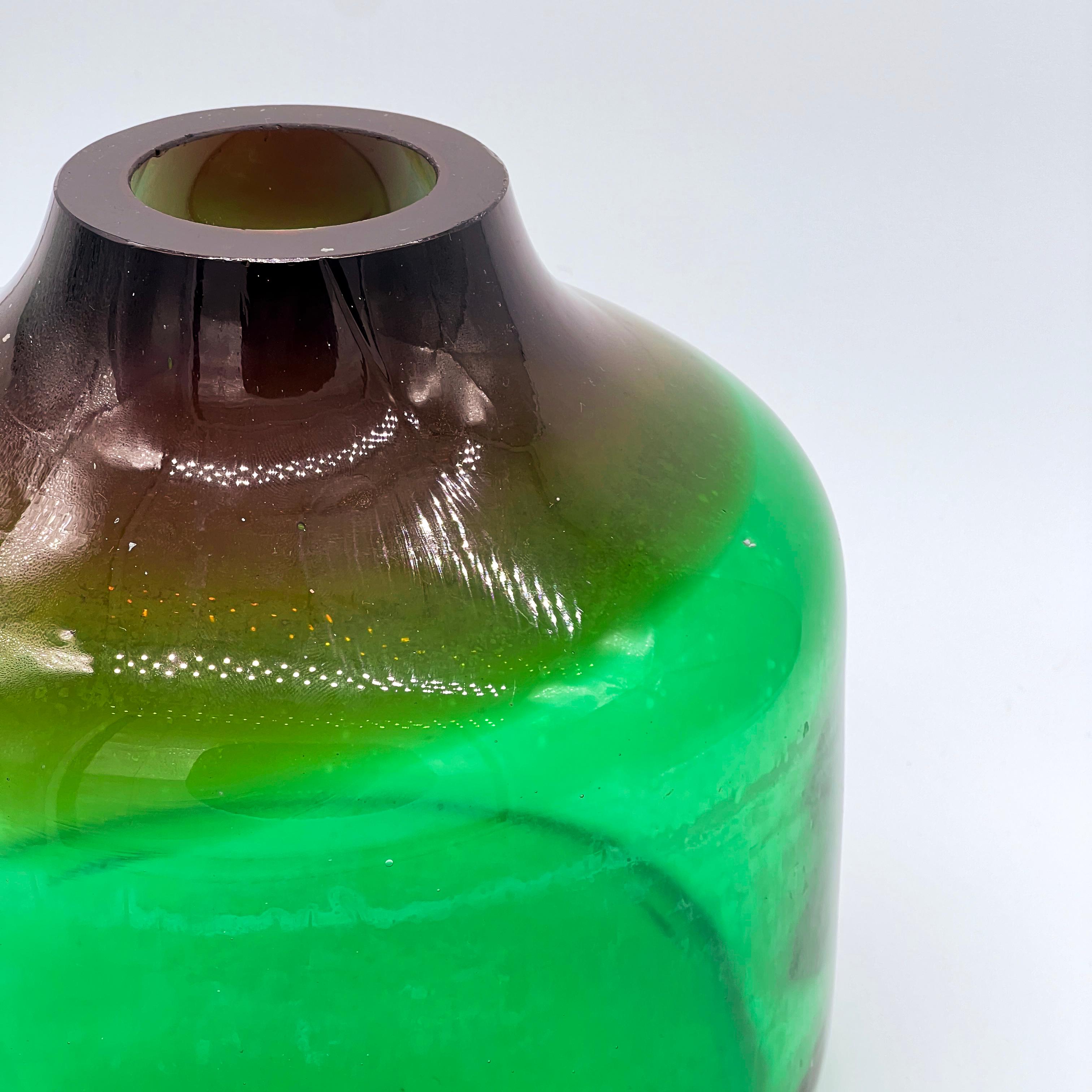 Fine XX secolo Vaso decorativo in vetro di Murano verde, grande e pesante, di Vinicio Vianello in vendita