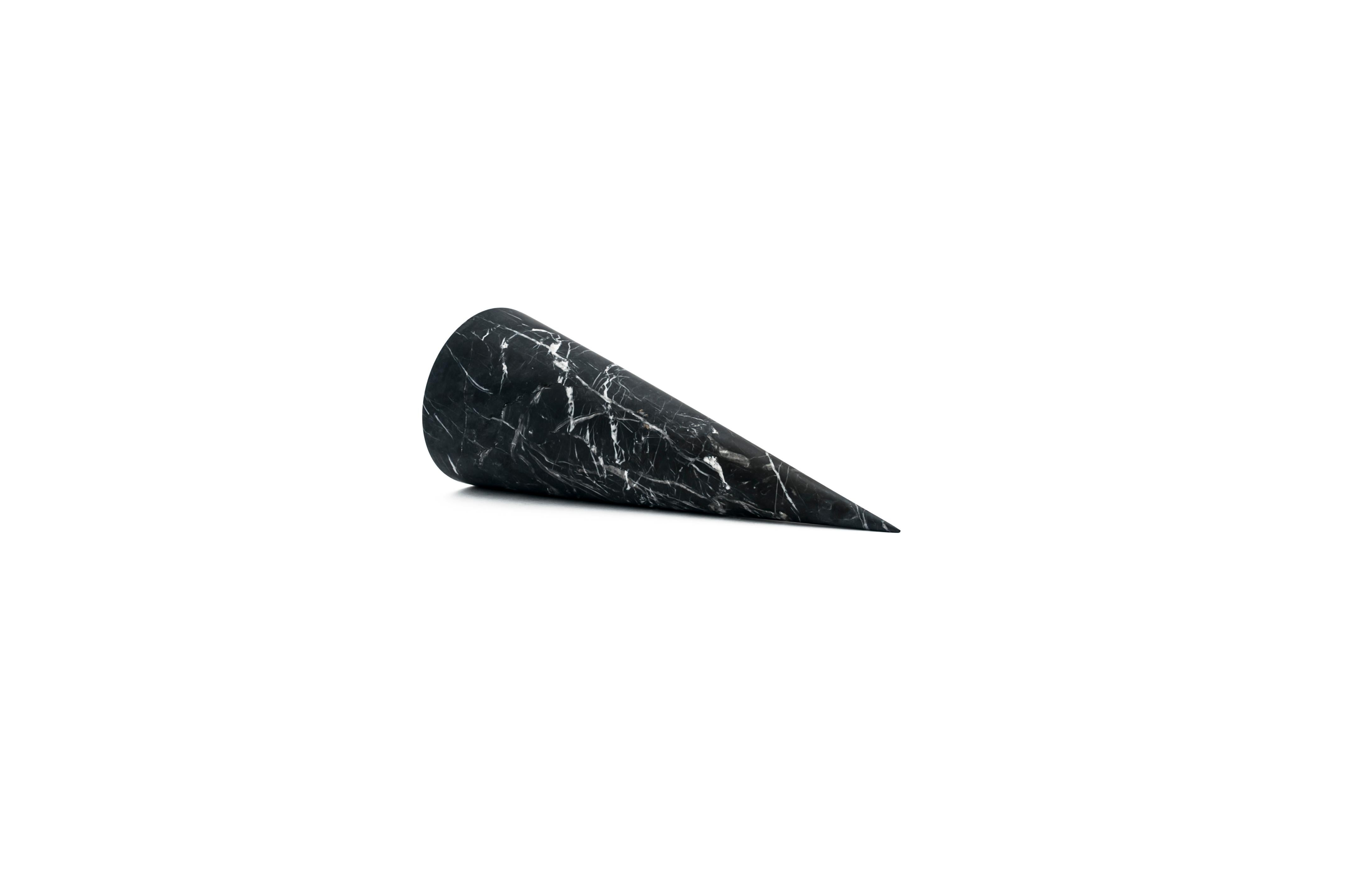 Ein dekorativer großer Kegel aus schwarzem Marquina-Marmor. Jedes Stück ist ein Unikat (jeder Marmorblock hat eine andere Maserung und Schattierung) und wird von italienischen Handwerkern, die seit Generationen auf die Verarbeitung von Marmor