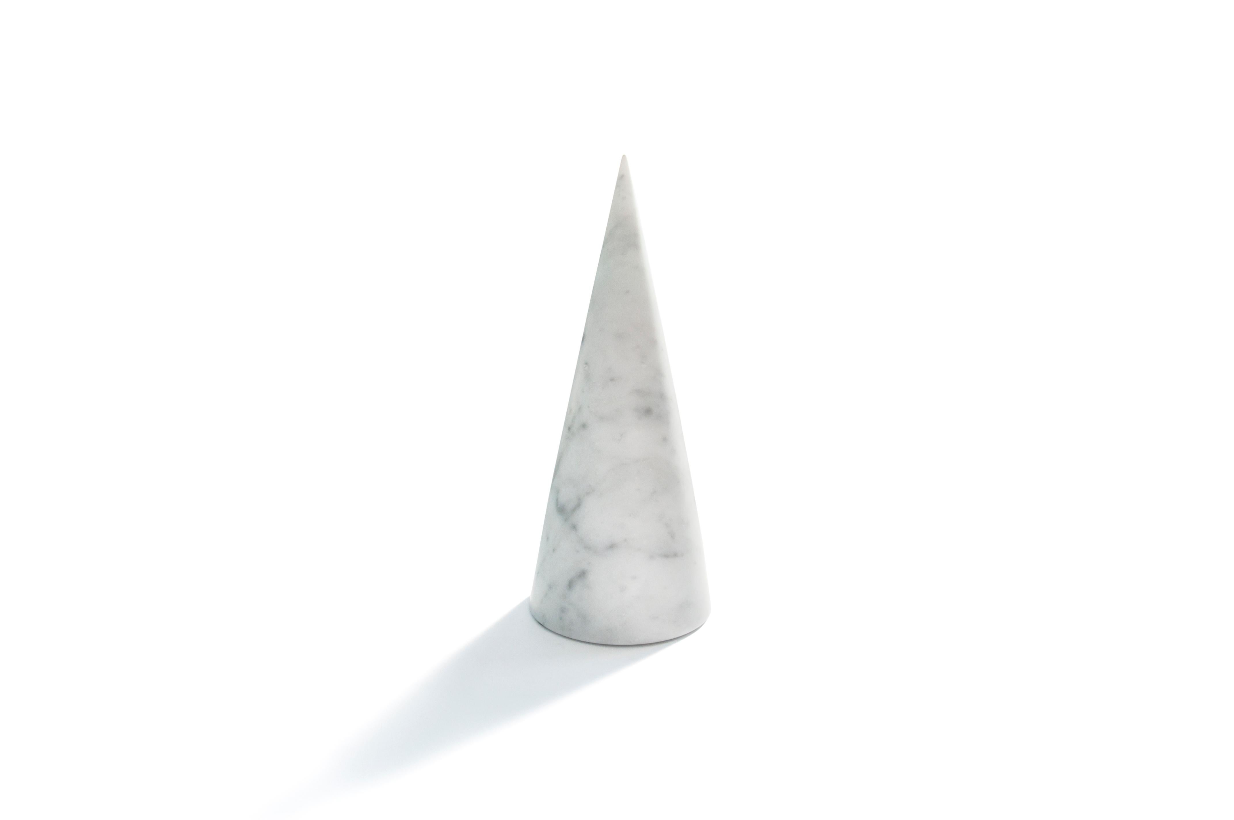Ein dekorativer großer Kegel aus satiniertem weißem Carrara-Marmor. Jedes Stück ist ein Unikat (jeder Marmorblock hat eine andere Maserung und Schattierung) und wird von italienischen Handwerkern, die seit Generationen auf die Verarbeitung von