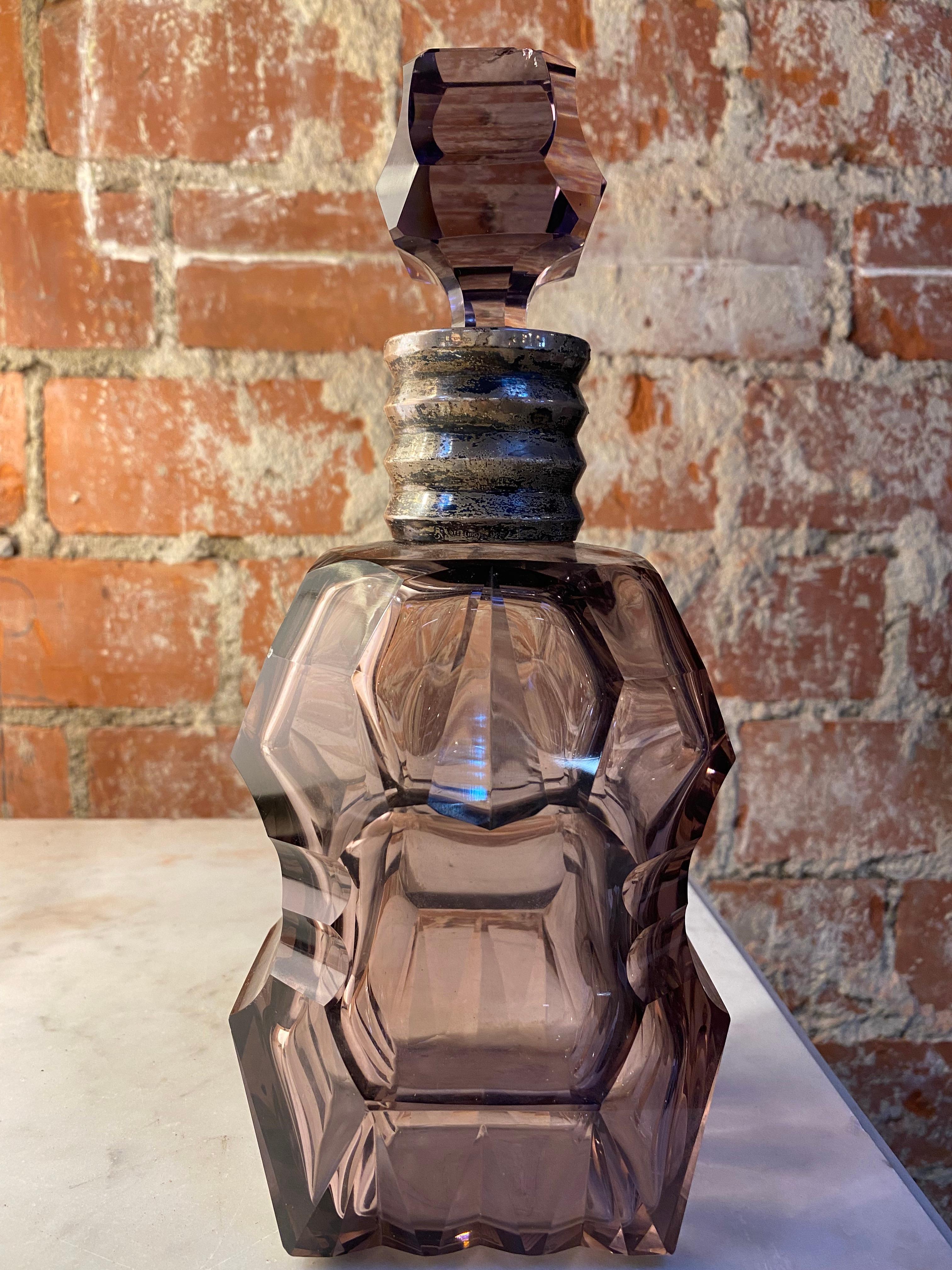 Magnifique bouteille en cristal surdimensionnée fabriquée en Italie dans les années 1960 avec le sommet en métal argenté.