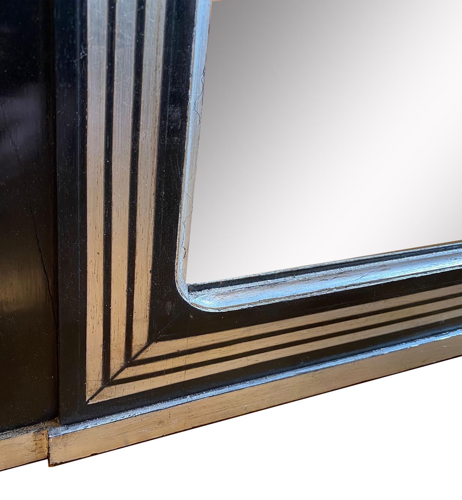 Decorative Art Deco mirror
Discover the timeless elegance of Art Déco with this beautiful decorative black-silver mirror from France, dating back to around 1930.

The frame of this mirror pays homage to the refined style of Art Déco. It is made of