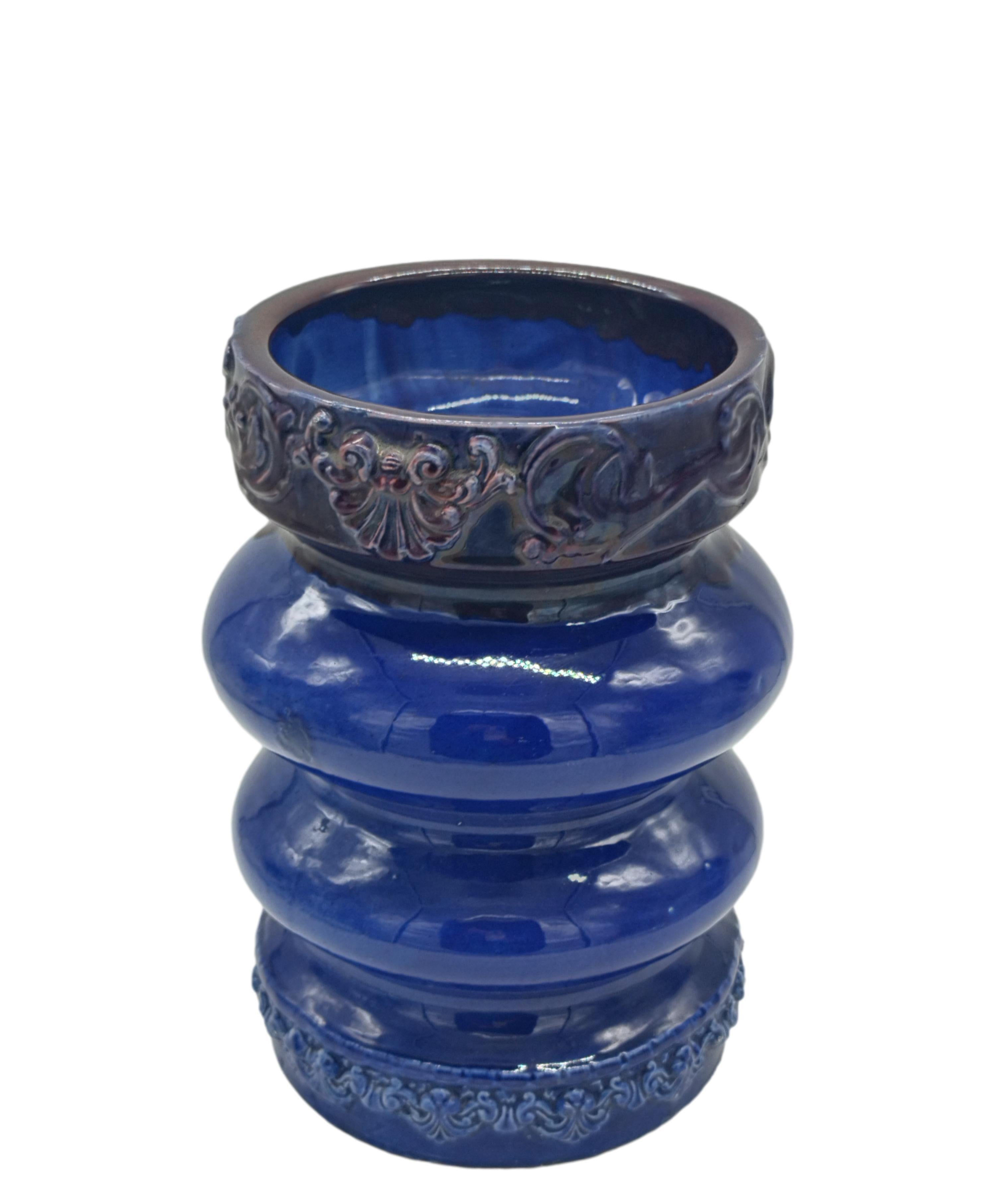 Fabriqué à la main en céramique sur un tour de potier selon des techniques traditionnelles, ce vase est savamment émaillé en plusieurs couches utilisant différentes nuances de bleu pour obtenir cette puissante nuance de bleu cobalt. En raison de sa