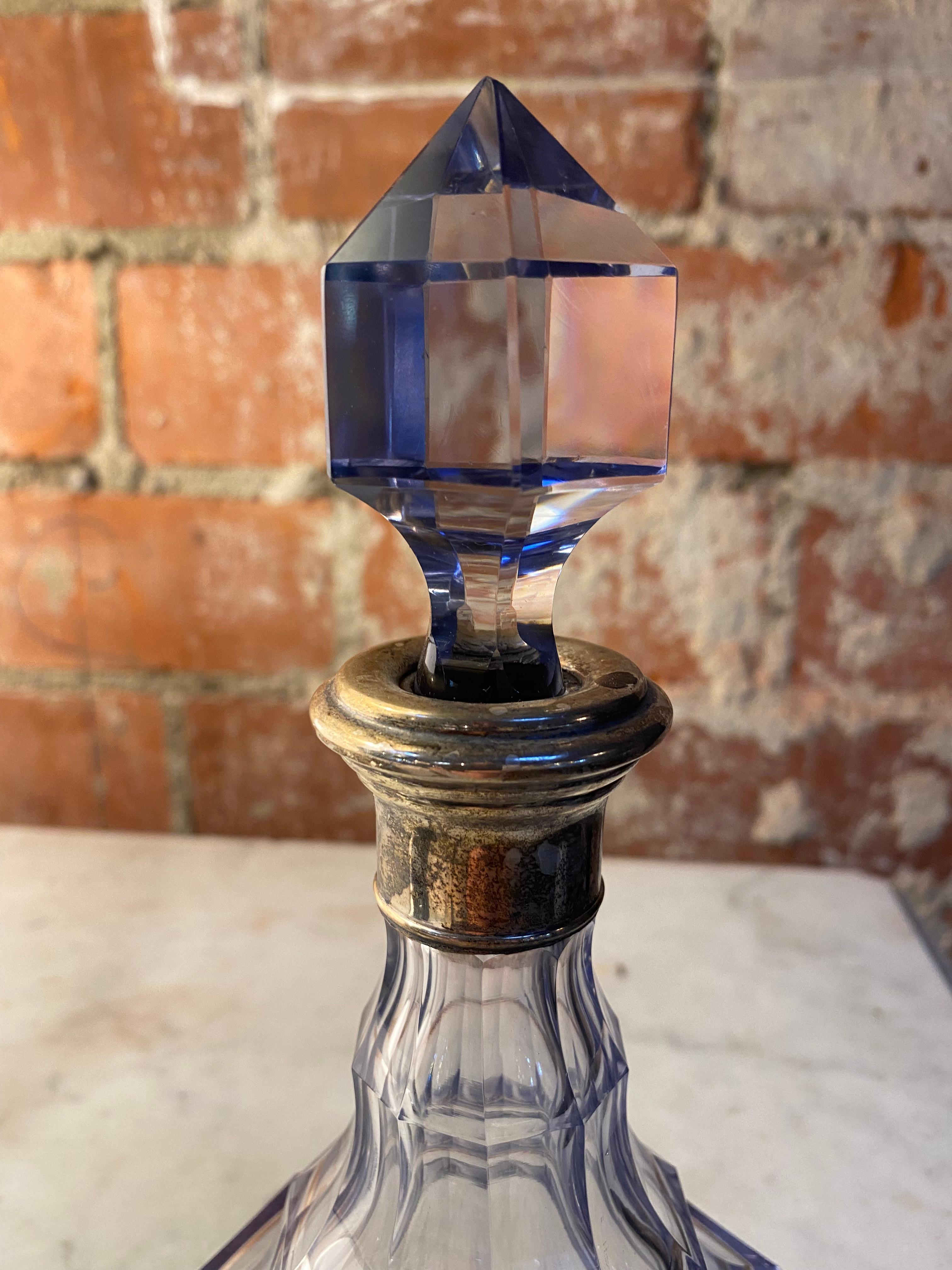 Mid-Century moderno Decanter / Bottiglia decorativa in cristallo blu italiano, anni '70 in vendita
