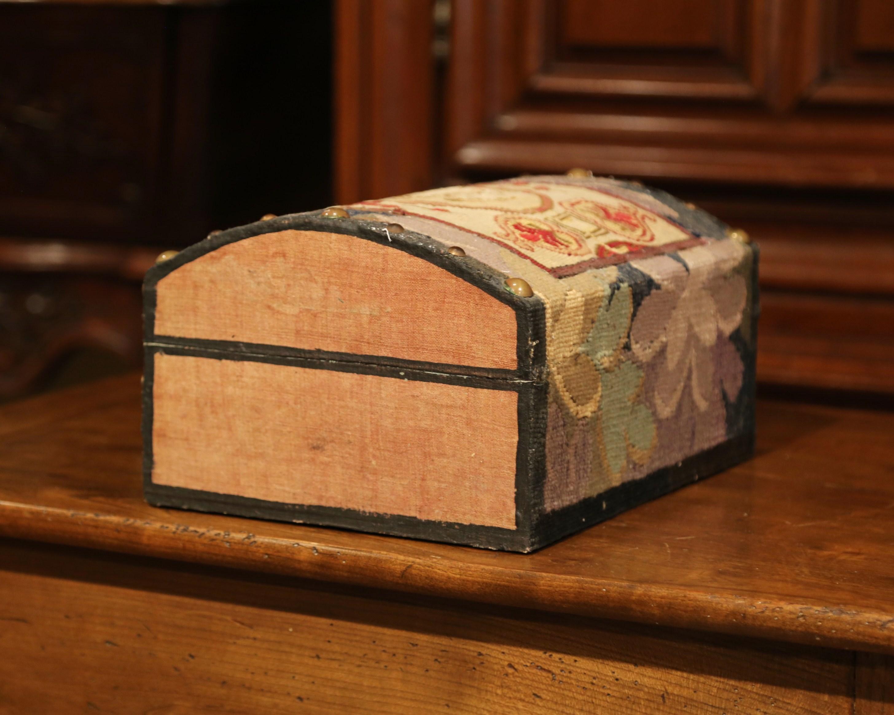 Caja bomba decorativa con tapiz de aguja del siglo XVIII de J. Lamy Tapiz en venta