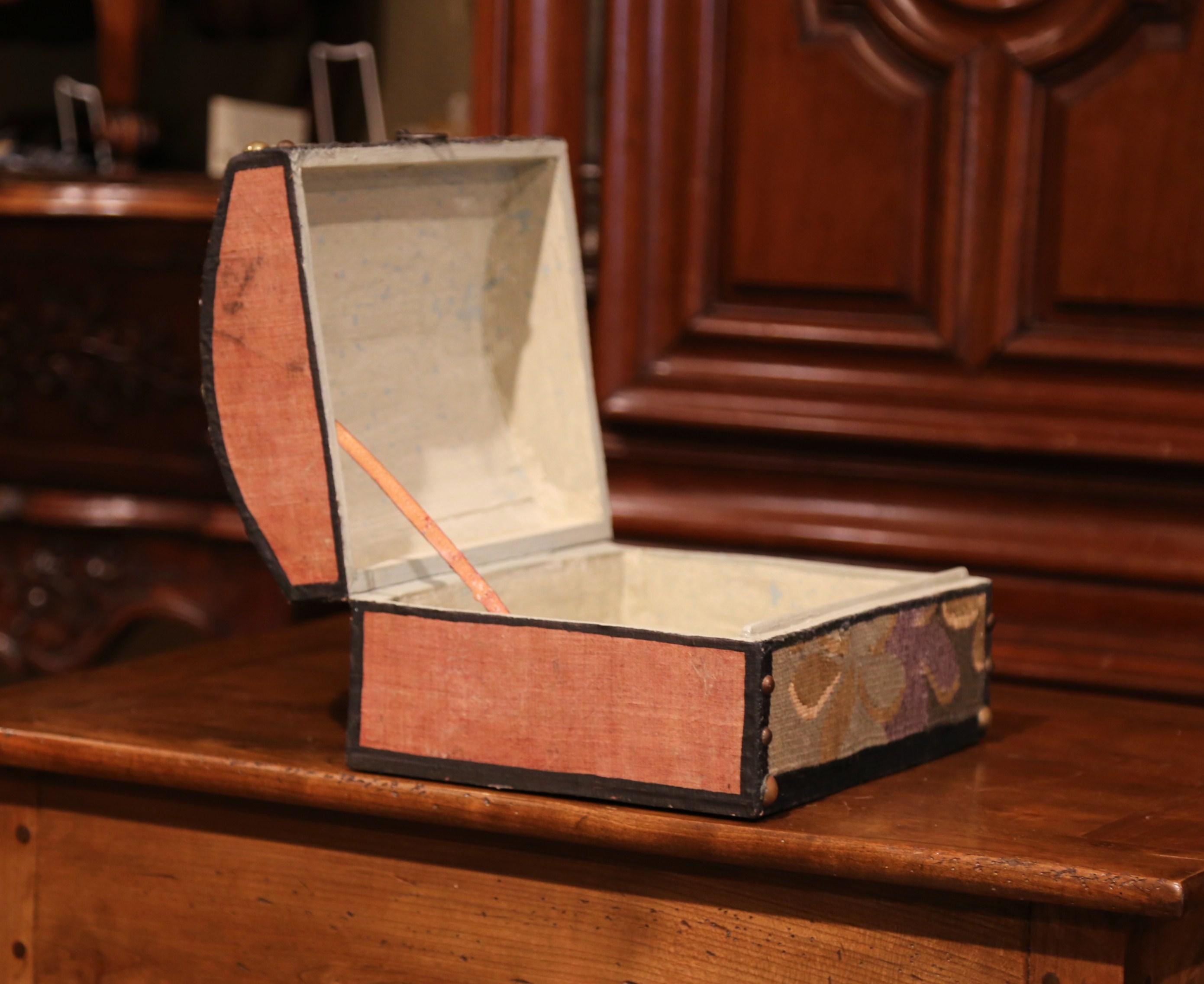 Caja bomba decorativa con tapiz de aguja del siglo XVIII de J. Lamy en venta 2