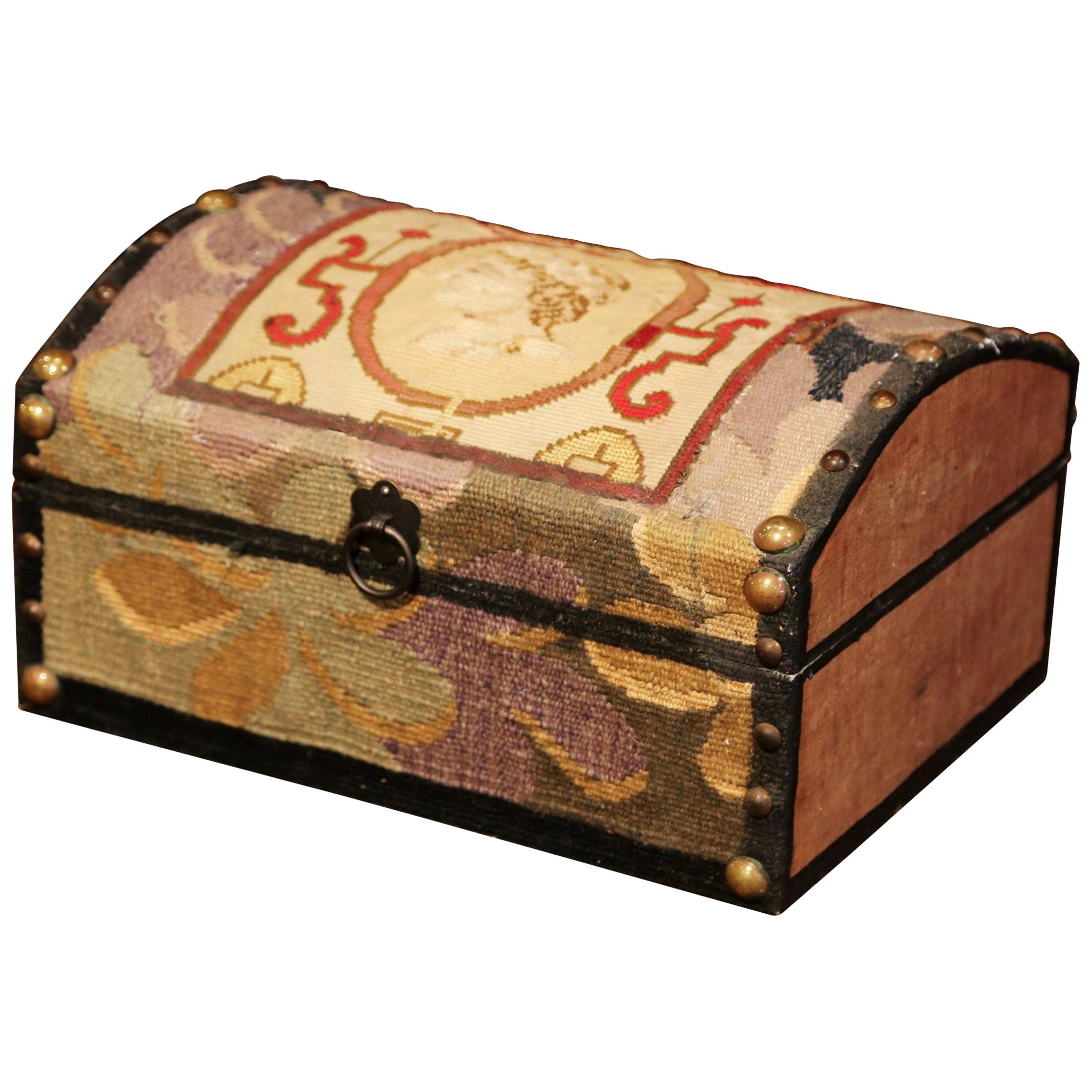 Boîte bombée décorative avec tapisserie à l'aiguille du 18ème siècle de J. Lamy