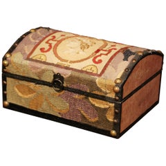 Boîte bombée décorative avec tapisserie à l'aiguille du 18ème siècle de J. Lamy