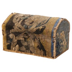Joyero Bombe Decorativo con Tapiz de Aubusson del Siglo XVIII Firmado J. Lamy