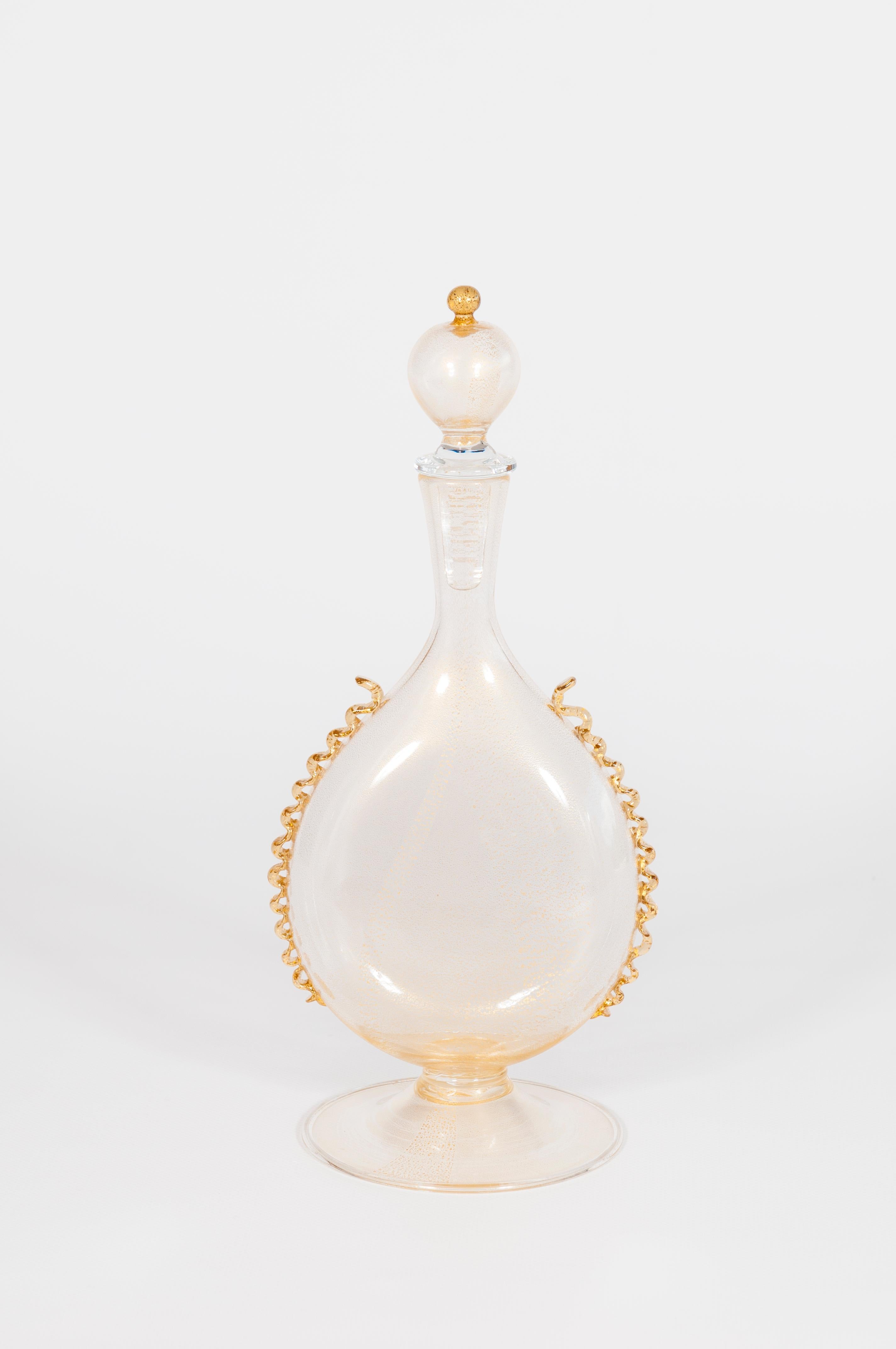 Bottiglia decorativa in vetro di Murano con trafori in foglia d'oro Venezia Italia anni '70

Interamente realizzata a mano negli anni '70 a Murano, l'isola veneziana famosa per la sua impareggiabile tradizione vetraria, questa raffinata bottiglia