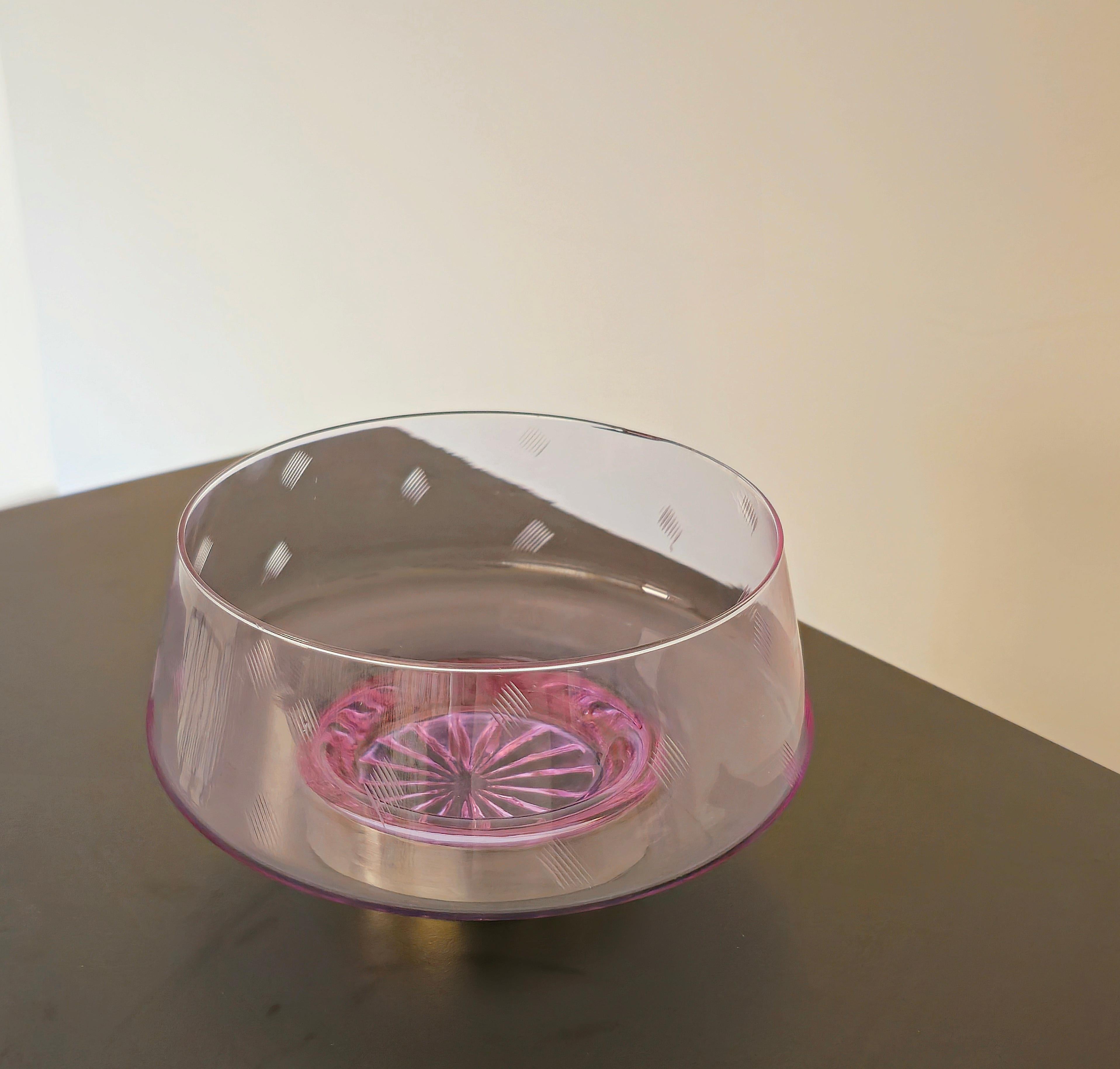 Sergio Asti Arnolfo di Cambio. Special decorative object in transparent blown glass. It has a rotating decoration and an accessory in 800 Silver stamped on the lower part. Alexandrite glass is produced by inserting neodymium oxide and changes color