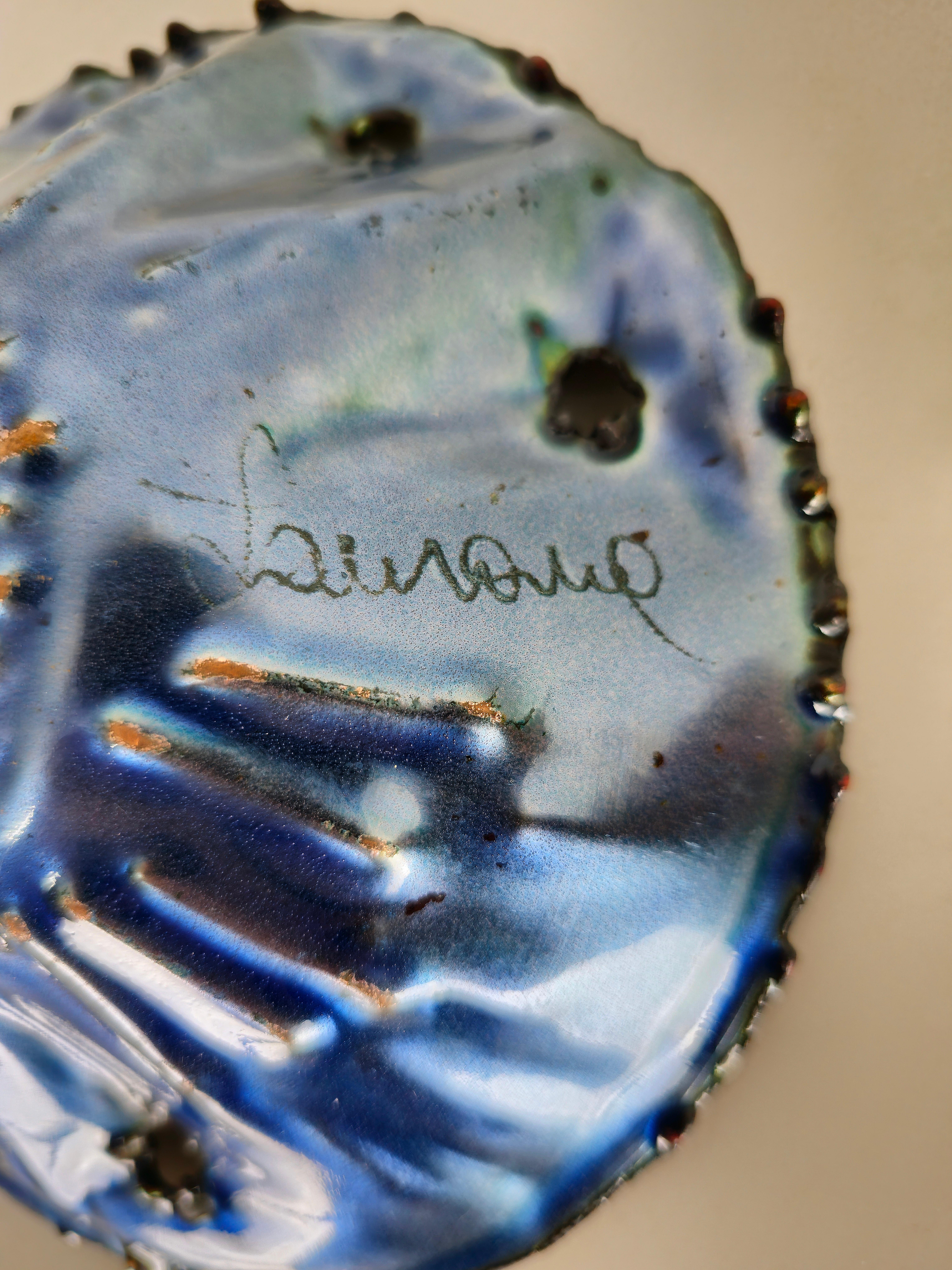 Bol/objet décoratif de Franco Bastianelli pour Laurana fabriqué en Italie dans les années 60. Le bol aux formes particulières a été réalisé en cuivre émaillé dans des tons bleus, verts et rouges. L'objet est signé Laurana comme le montrent les