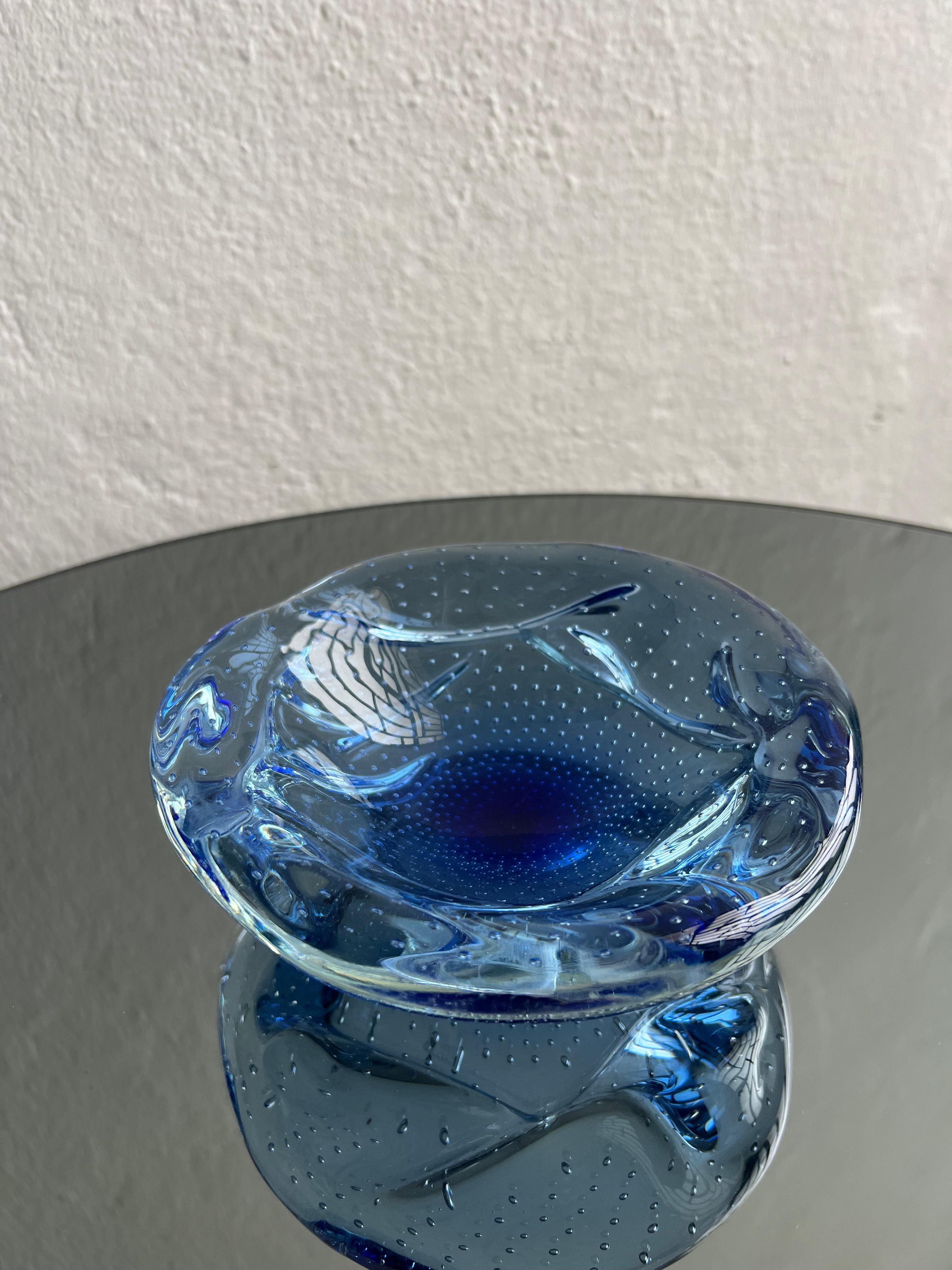 Dekorative Schale aus blauem 