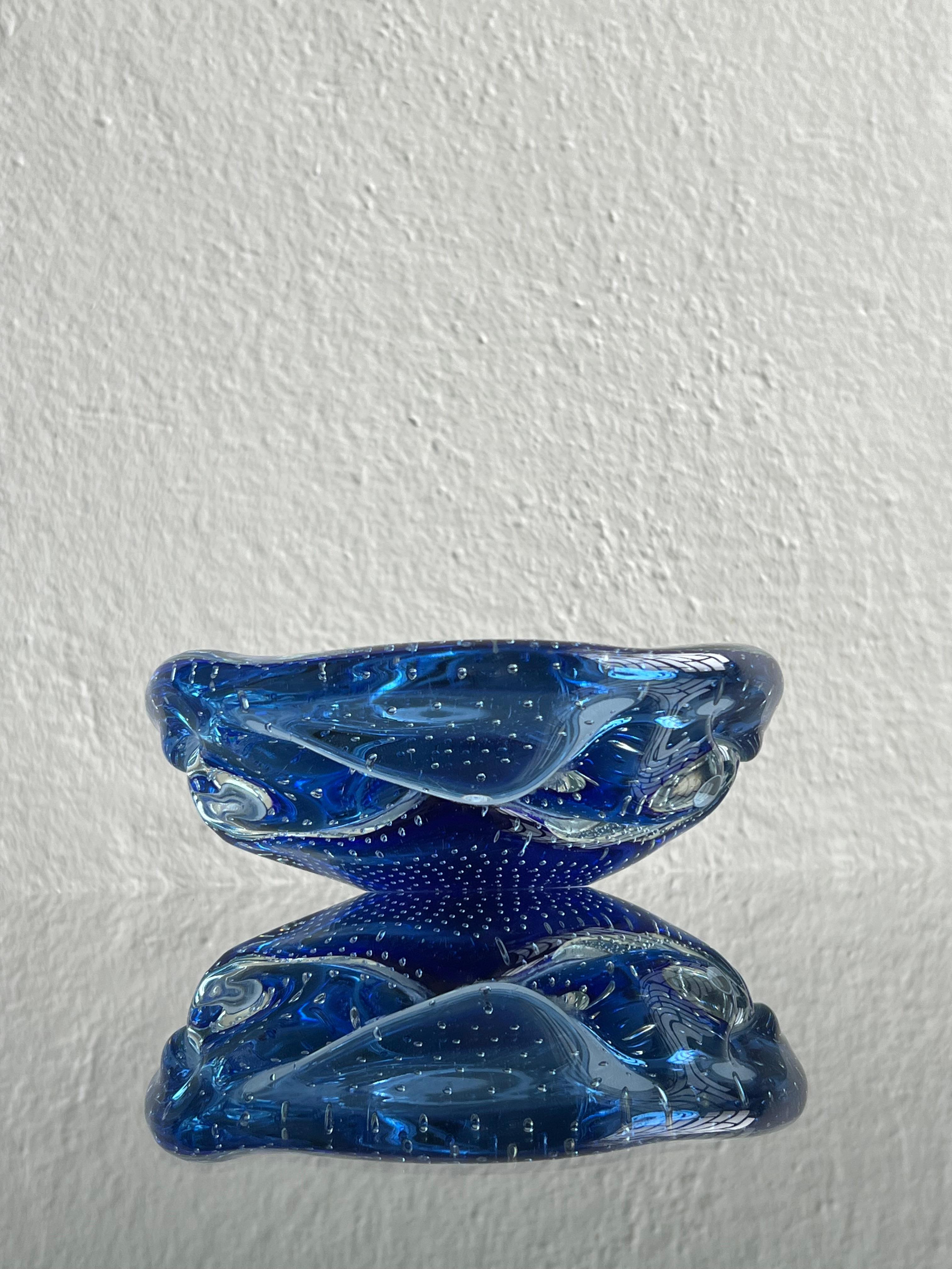 Dekorative Schale aus blauem 