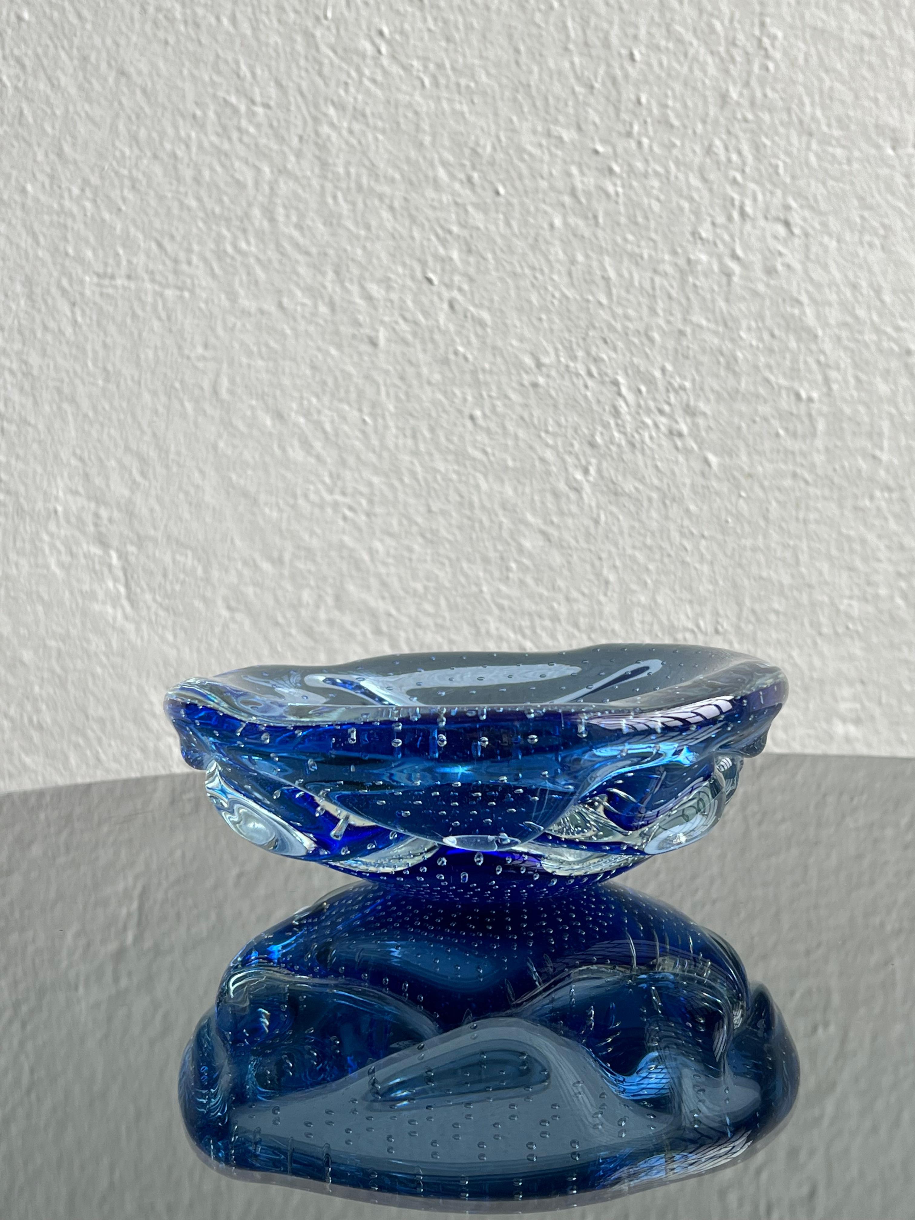 Dekorative Schale aus blauem 
