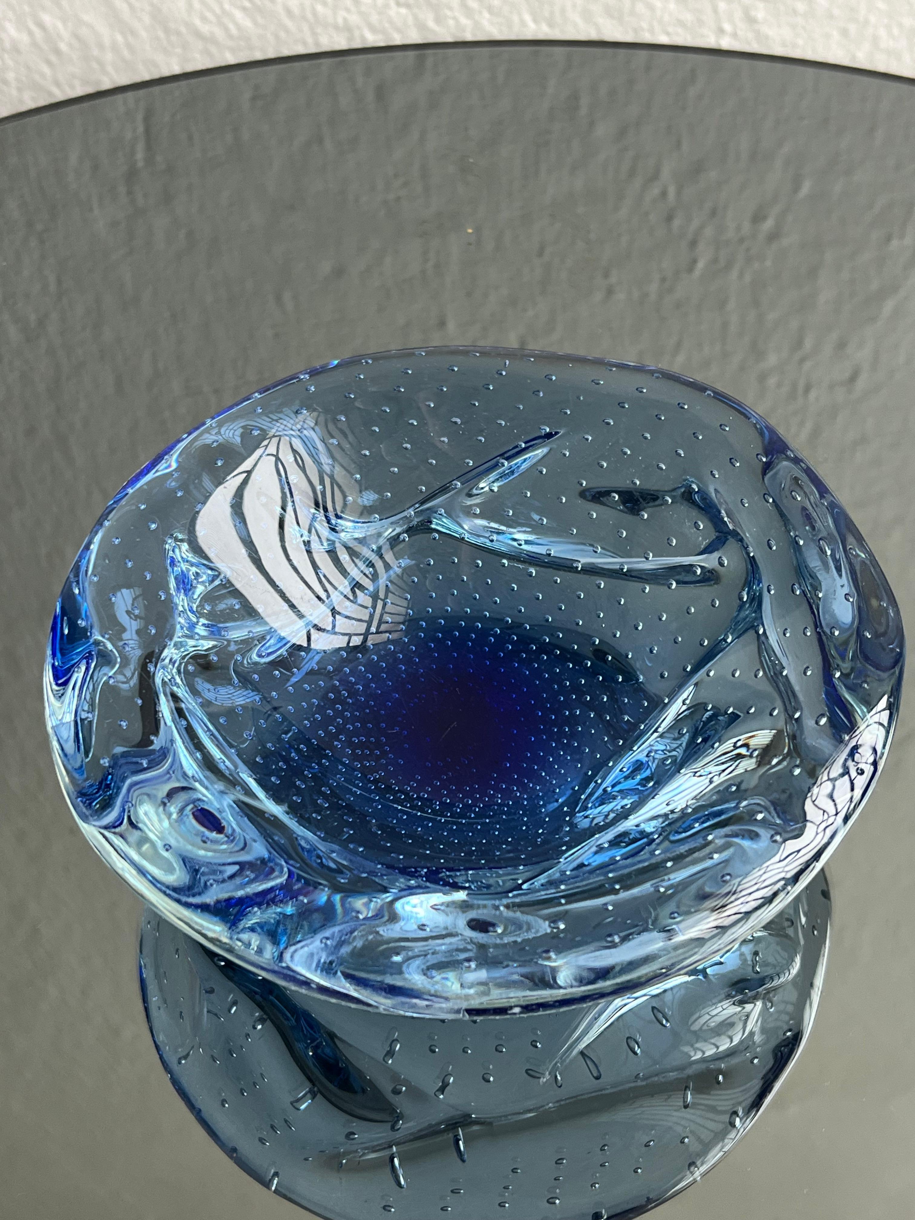 Dekorative Schale aus blauem 
