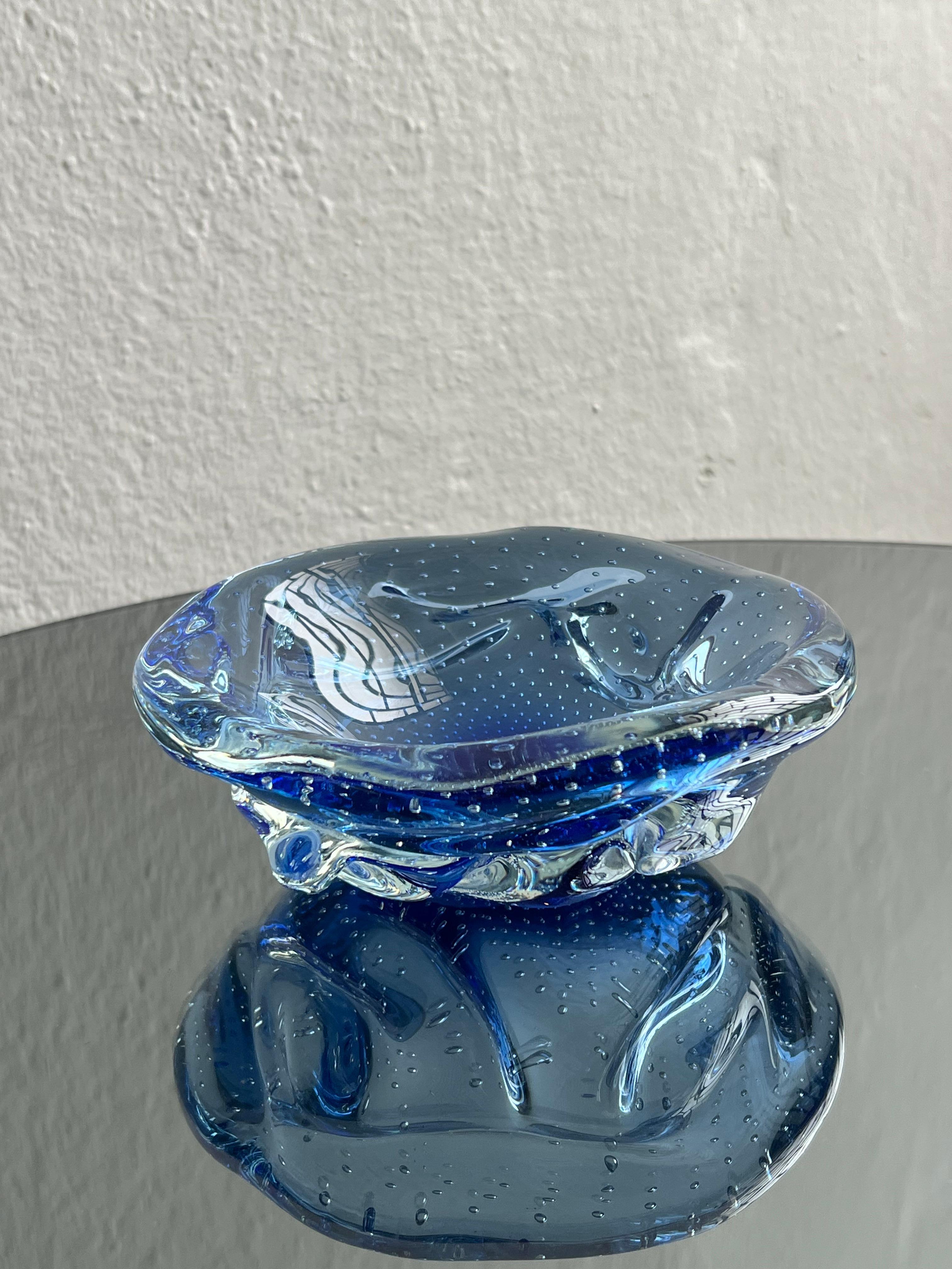 Dekorative Schale aus blauem 