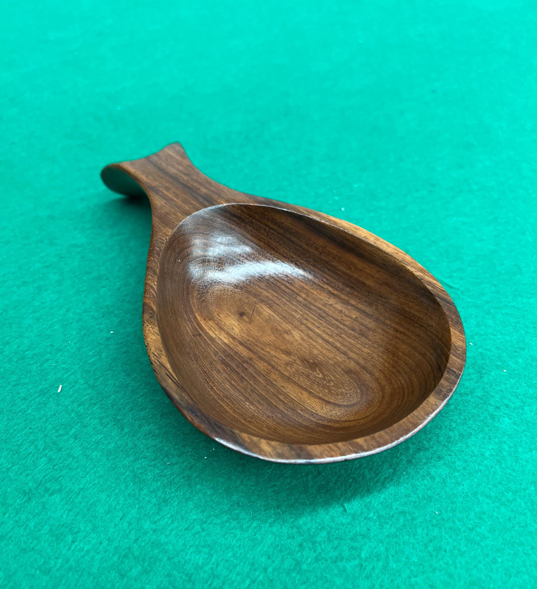This bowl is handcrafted with Brazilian rosewood (also known as jacaranda) and features clean lines with elegant curves. The wood has a deep, dark, and rich tone with a stunning natural wood grain. The wood has also been refinished and is in