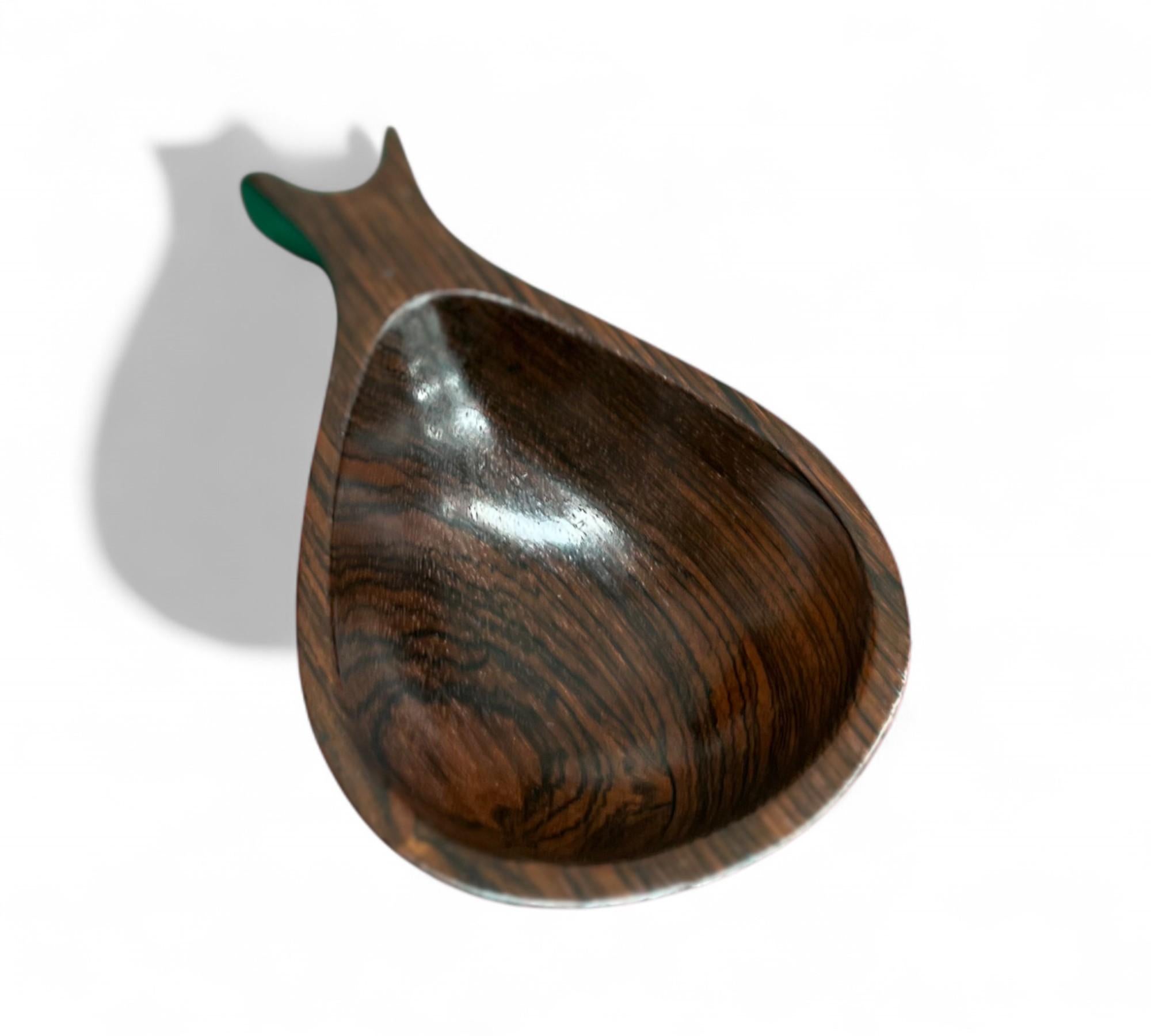 Este cuenco está hecho a mano con palisandro de Brasil (también conocido como jacarandá) y presenta líneas limpias con elegantes curvas. La madera tiene un tono profundo, oscuro y rico, con un impresionante veteado natural. La madera también se ha