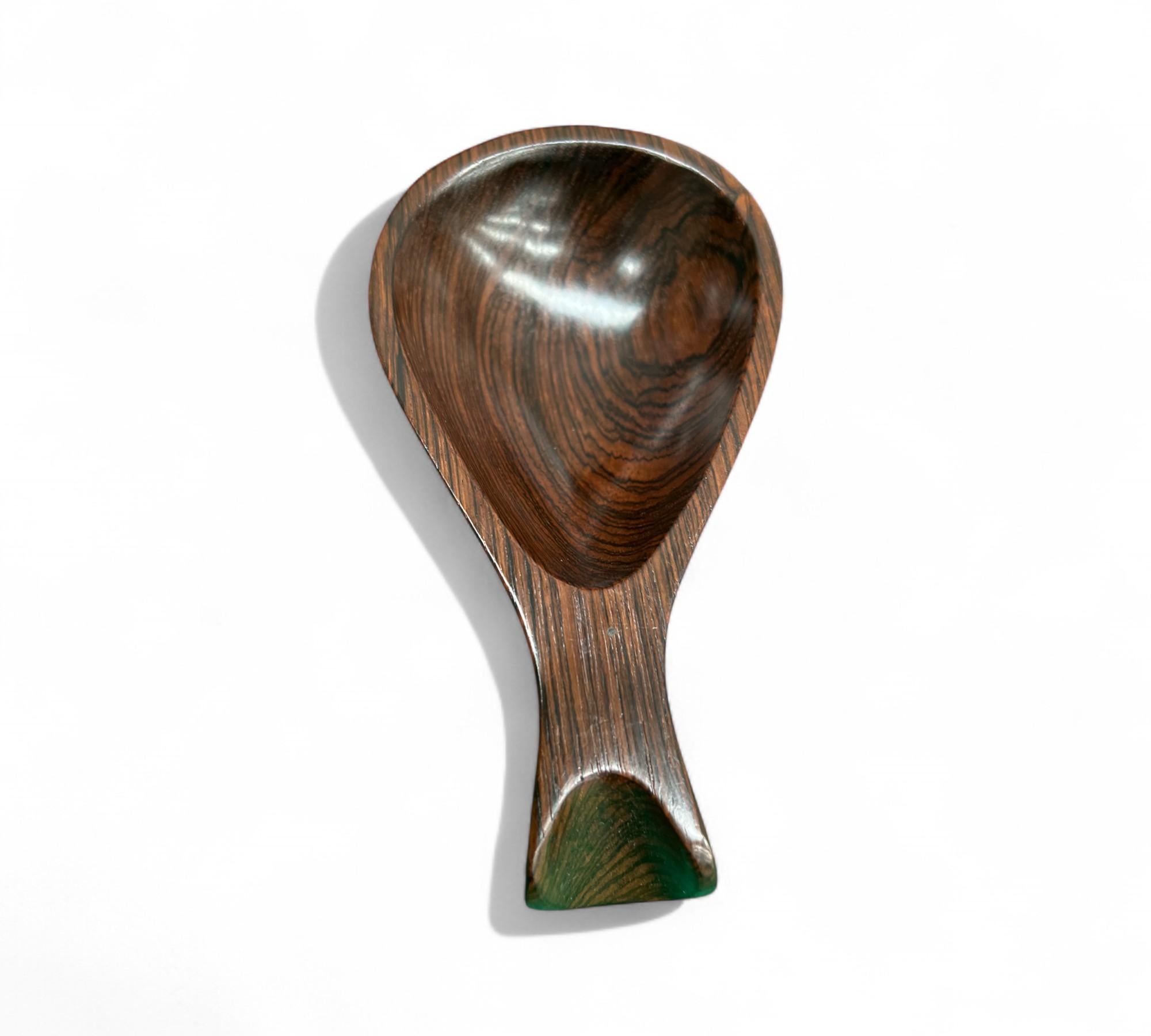 Cuenco decorativo en madera dura brasileña, Desconocido, Años 60 en Bueno estado para la venta en New York, NY