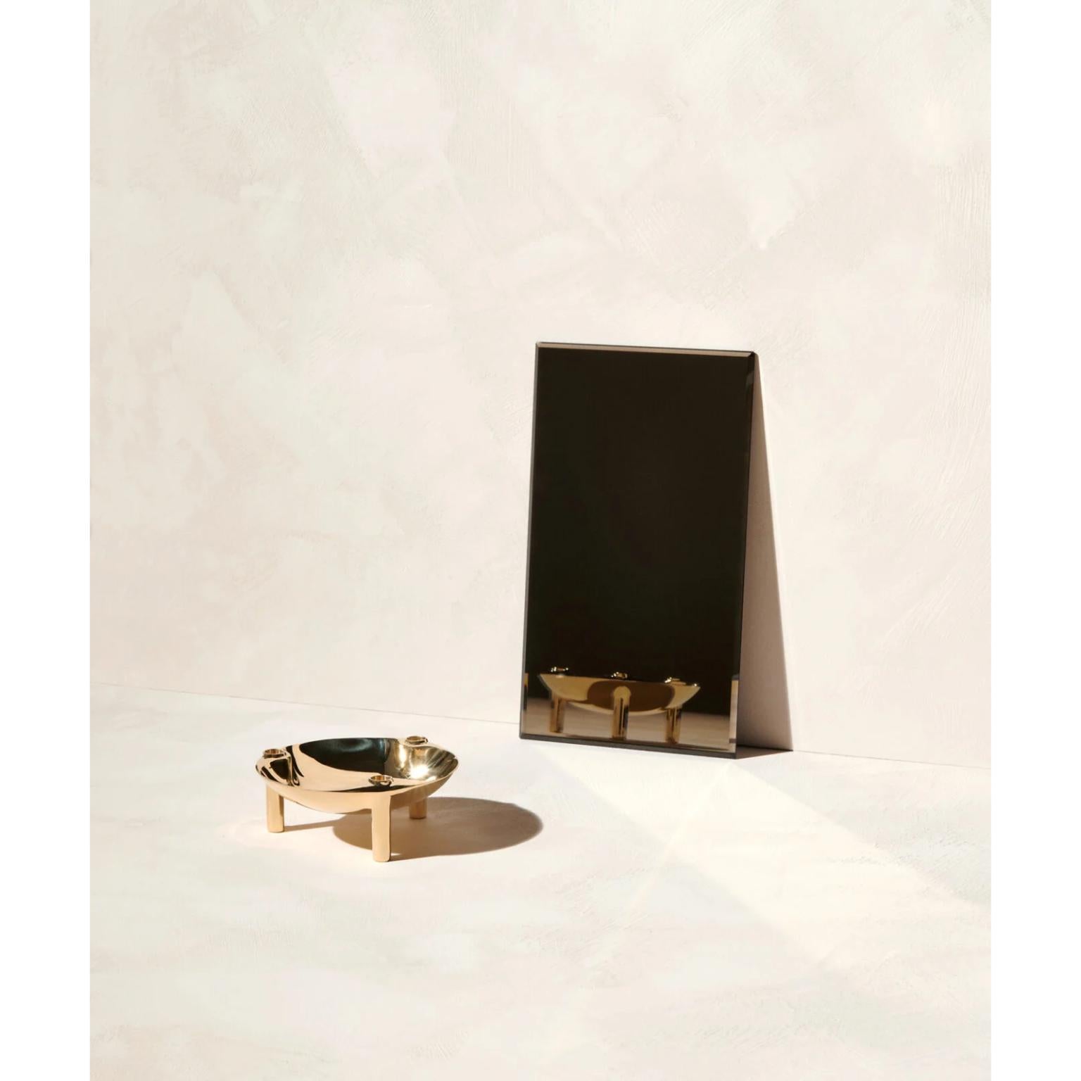 Cuenco decorativo de latón macizo de STOFF Nagel
Dimensiones: Ø 13,8 x H 5,6 cm. 
Materiales: Latón.

Disponible en diferentes opciones de acabado: latón cepillado, cromo cepillado o negro. Los precios pueden variar. Póngase en contacto con