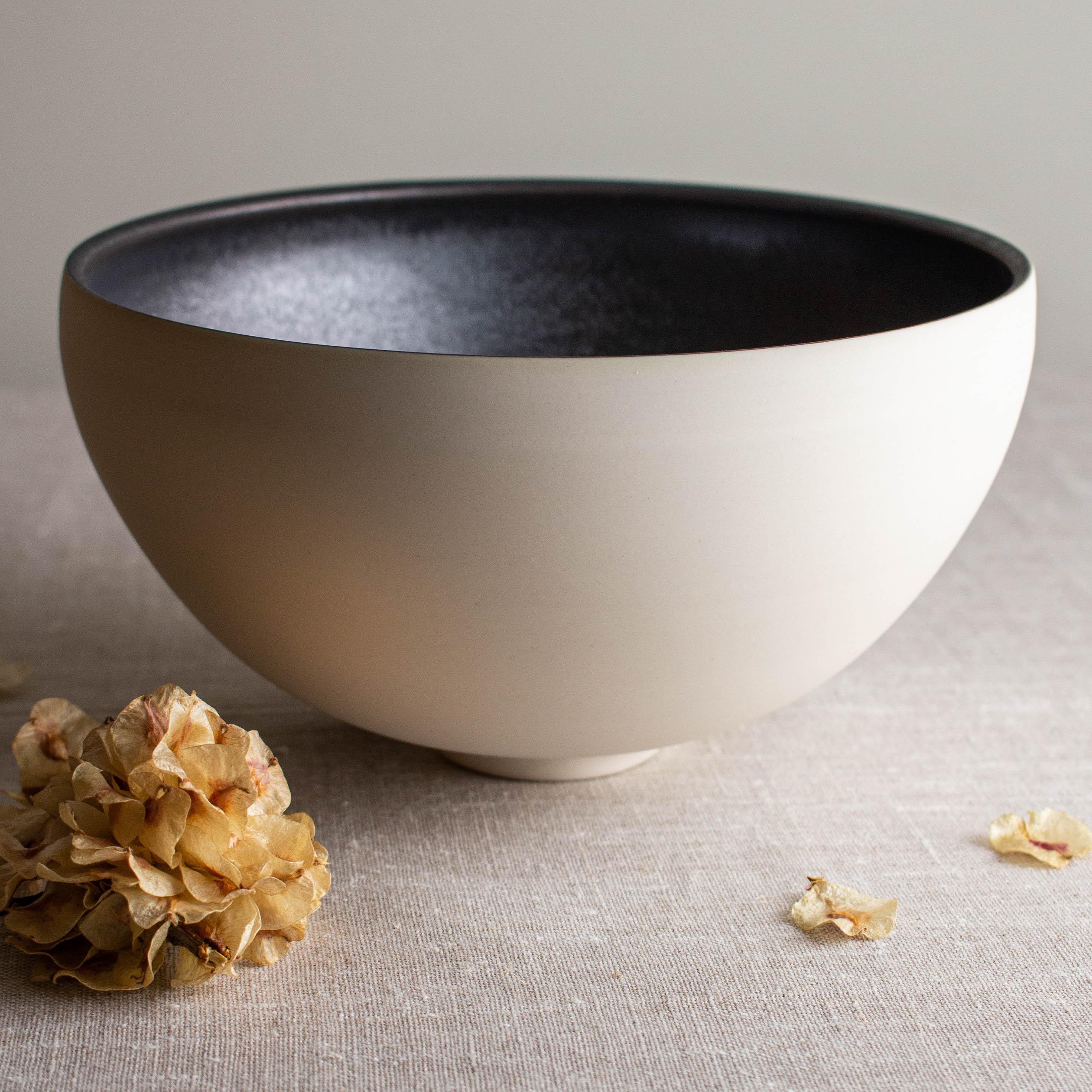 Dekorative Schale aus weißem Porzellan mit strukturierter Bronze-Glasur von Lisa Fleming
Einzigartig
Abmessungen: T 17,1 x B 17,1 x H 9,5 cm.
MATERIALIEN: Porzellan. 

Form, Linie, Silhouette, Oberfläche.... Ich liebe es, mich in der Oberfläche zu