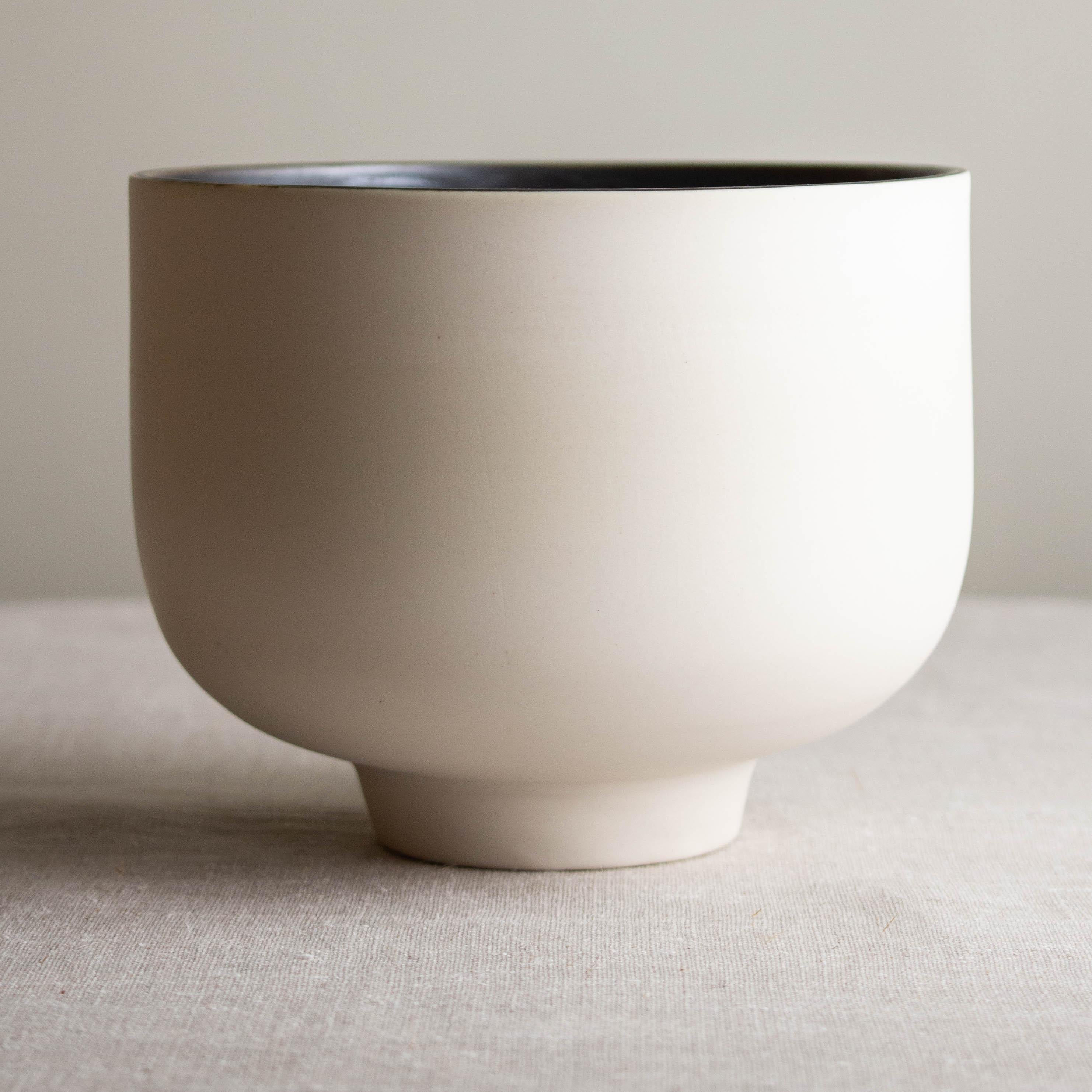 Moderne Bol décoratif en porcelaine blanche avec glaçure bronze texturée par Lisa Whiting en vente