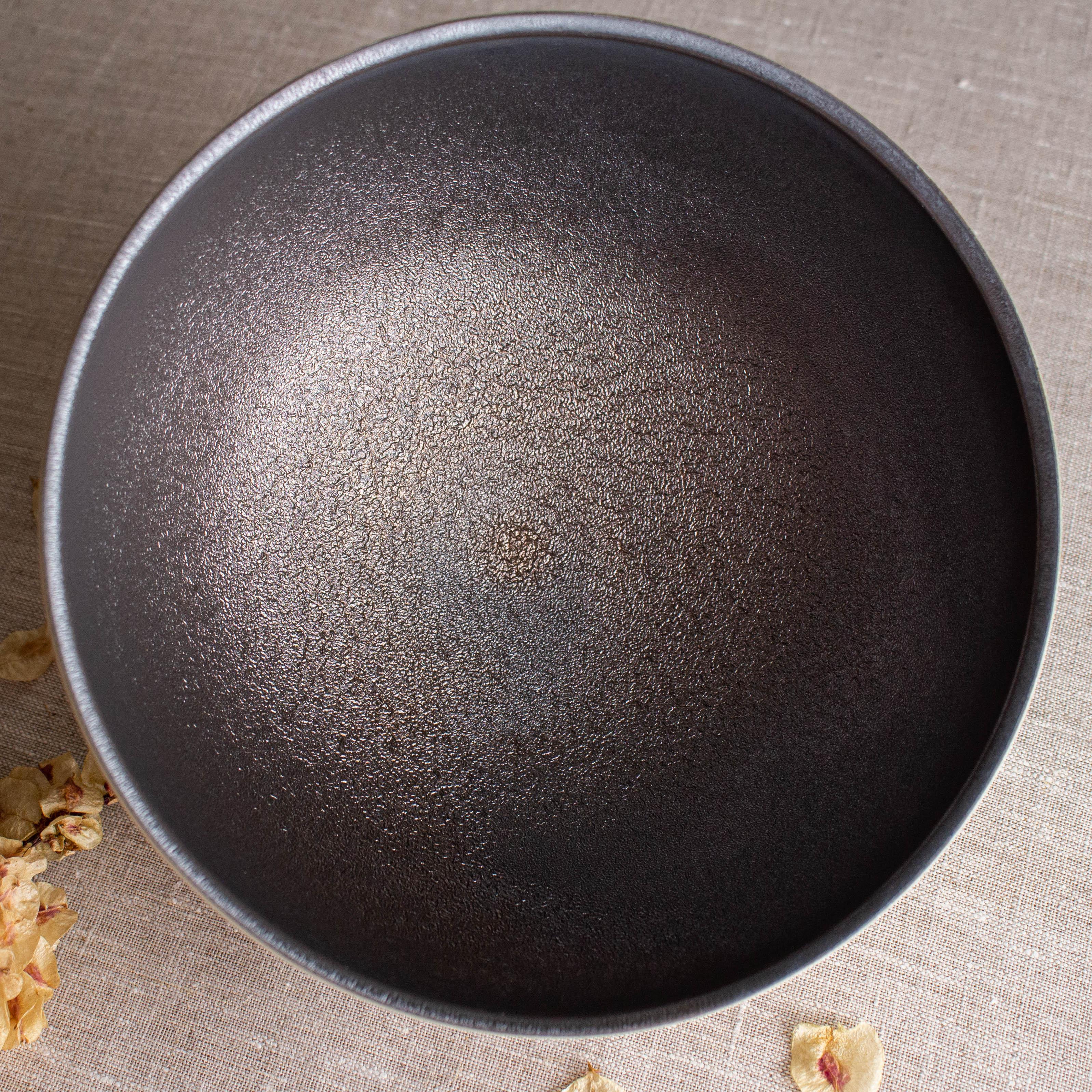 Dekorative Schale aus weißem Porzellan mit strukturierter Bronze-Glasur von Lisa Fleming (Moderne) im Angebot