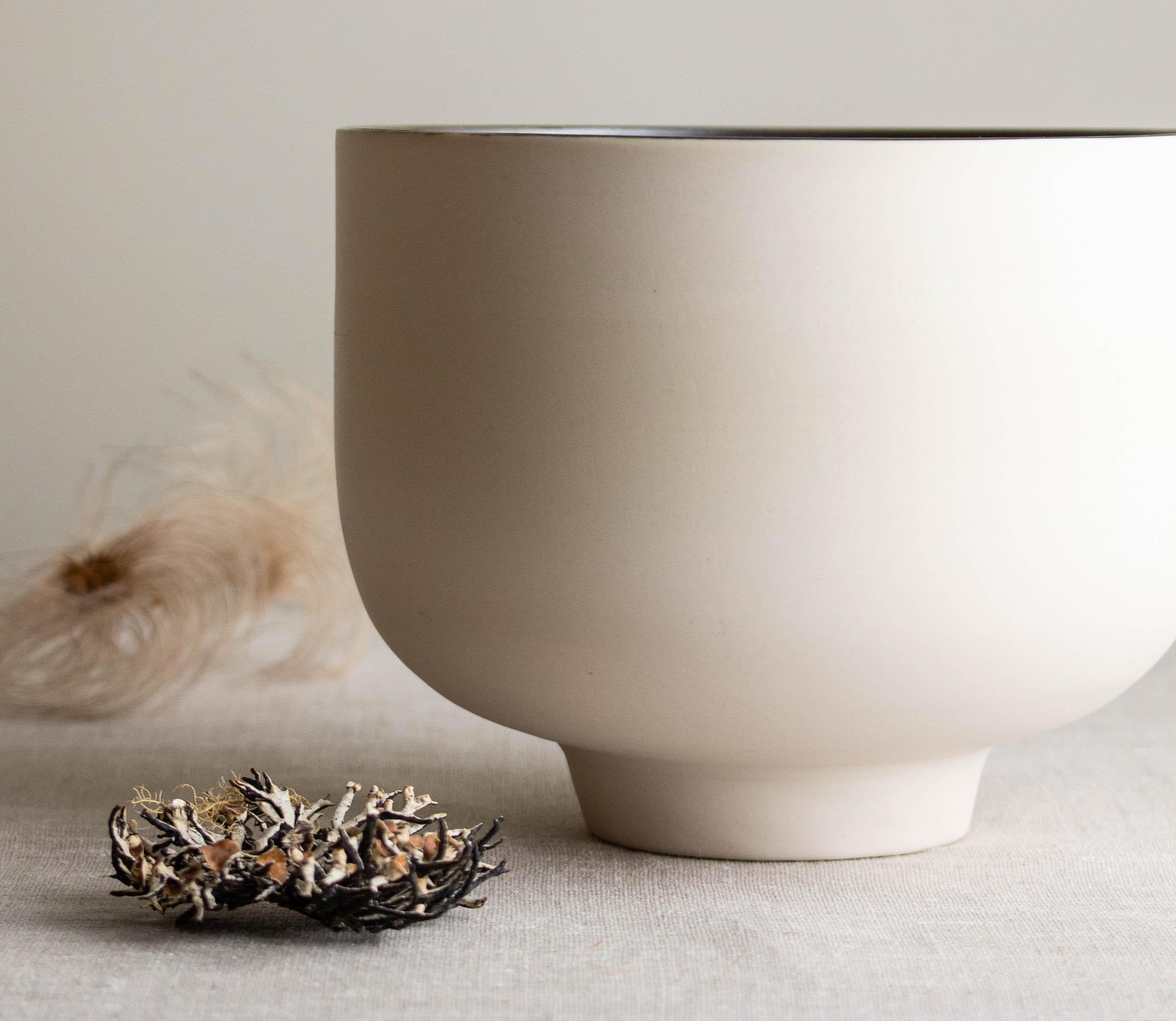 Mexicain Bol décoratif en porcelaine blanche avec glaçure bronze texturée par Lisa Whiting en vente