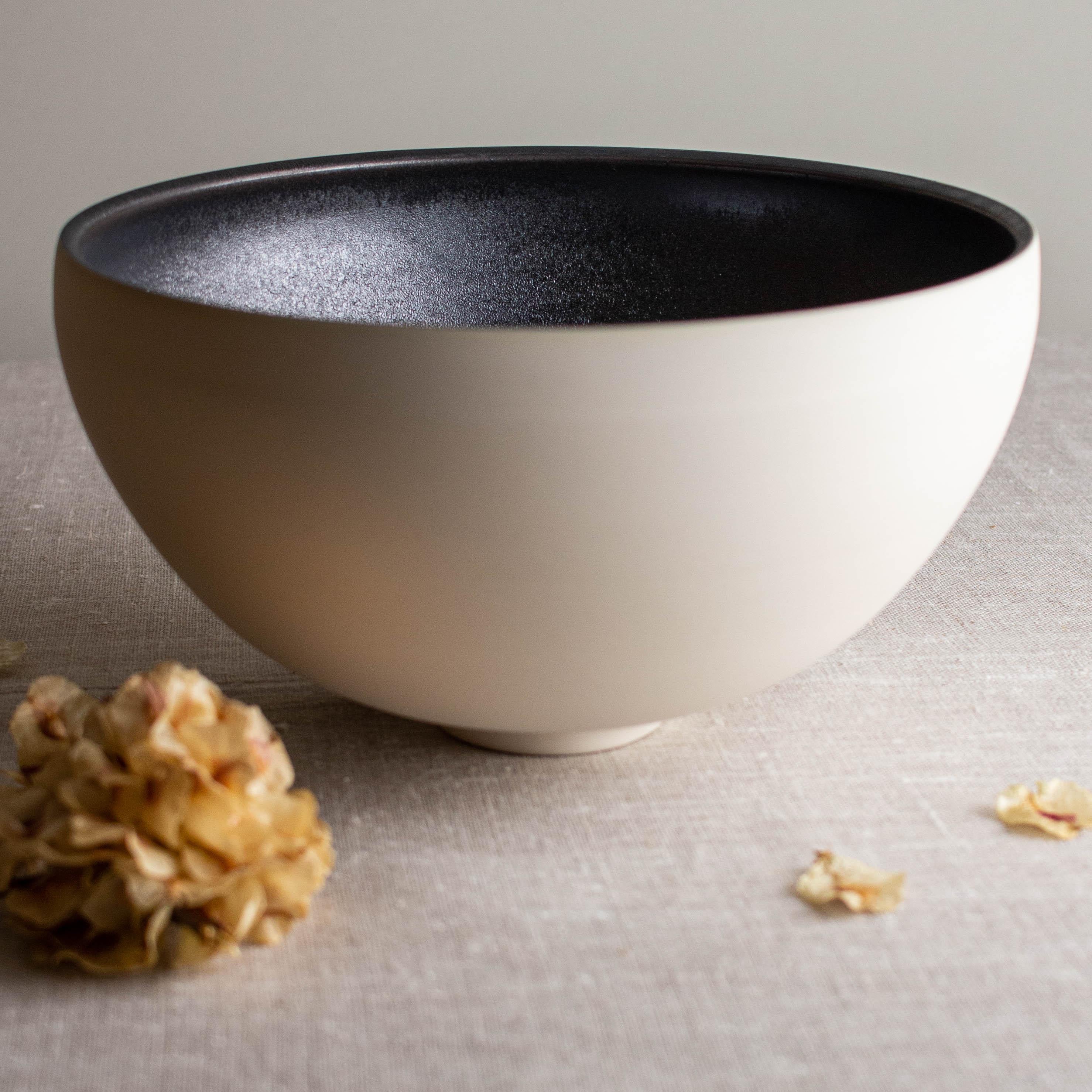 Dekorative Schale aus weißem Porzellan mit strukturierter Bronze-Glasur von Lisa Fleming (Mexikanisch) im Angebot