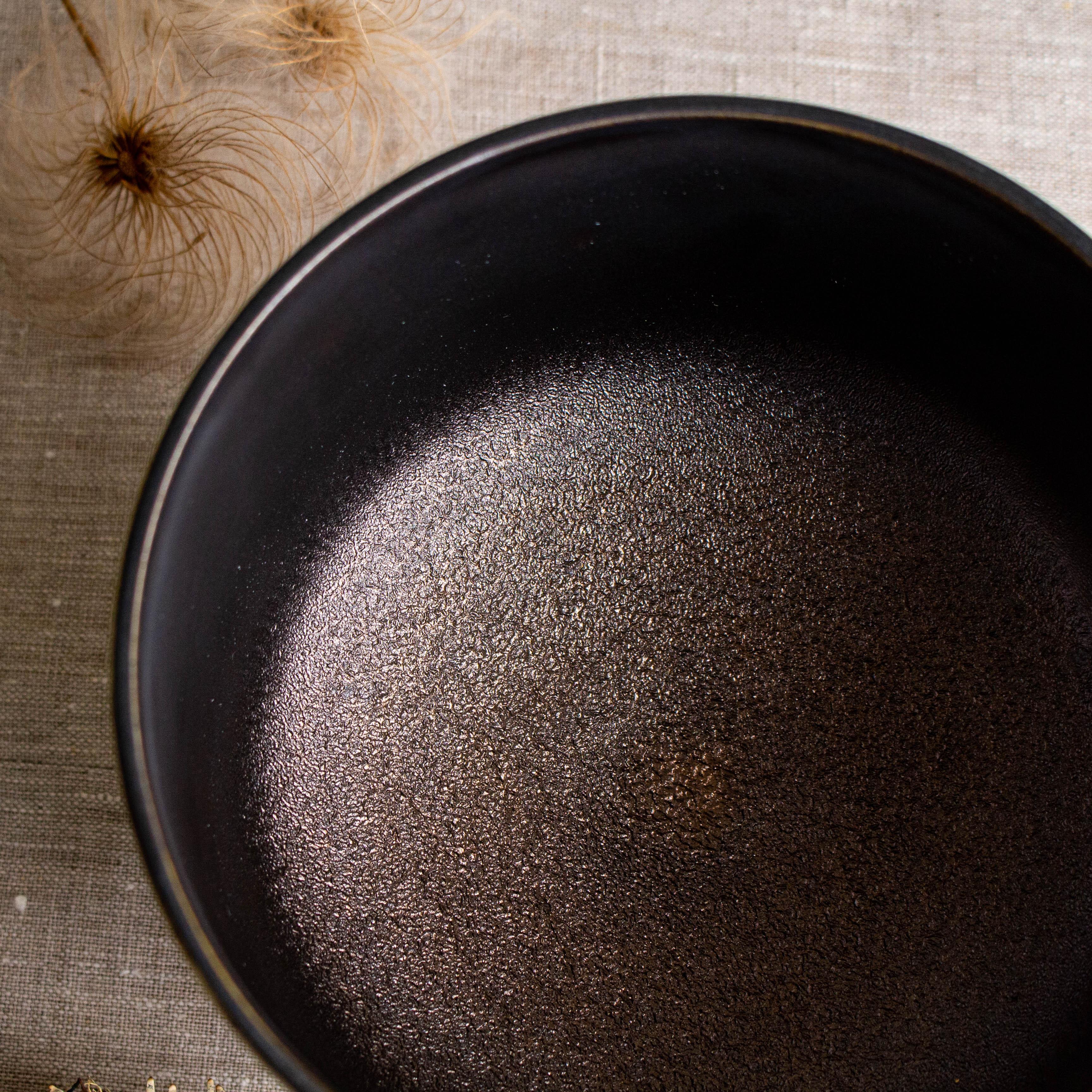 Autre Bol décoratif en porcelaine blanche avec glaçure bronze texturée par Lisa Whiting en vente