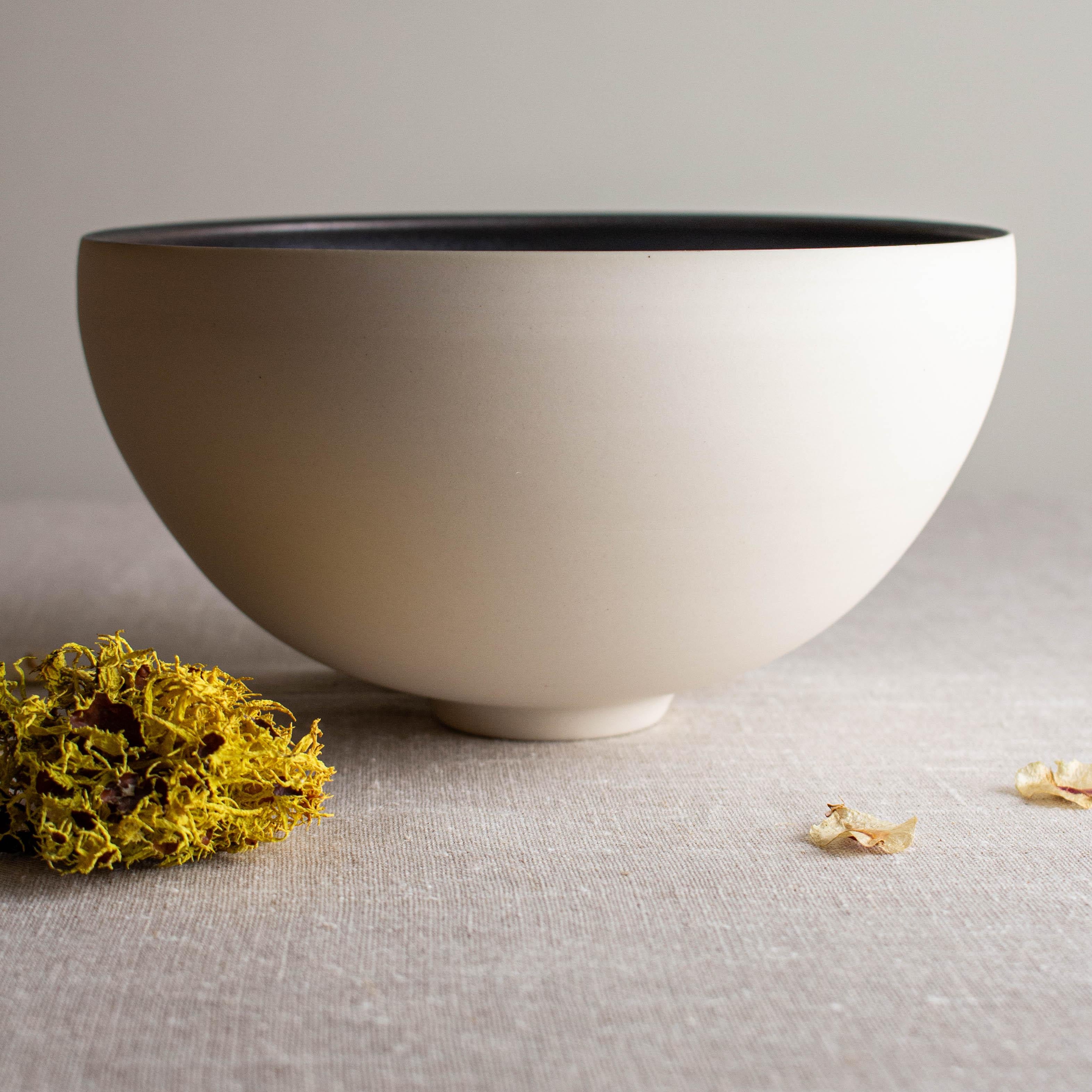 Dekorative Schale aus weißem Porzellan mit strukturierter Bronze-Glasur von Lisa Fleming (Glasiert) im Angebot